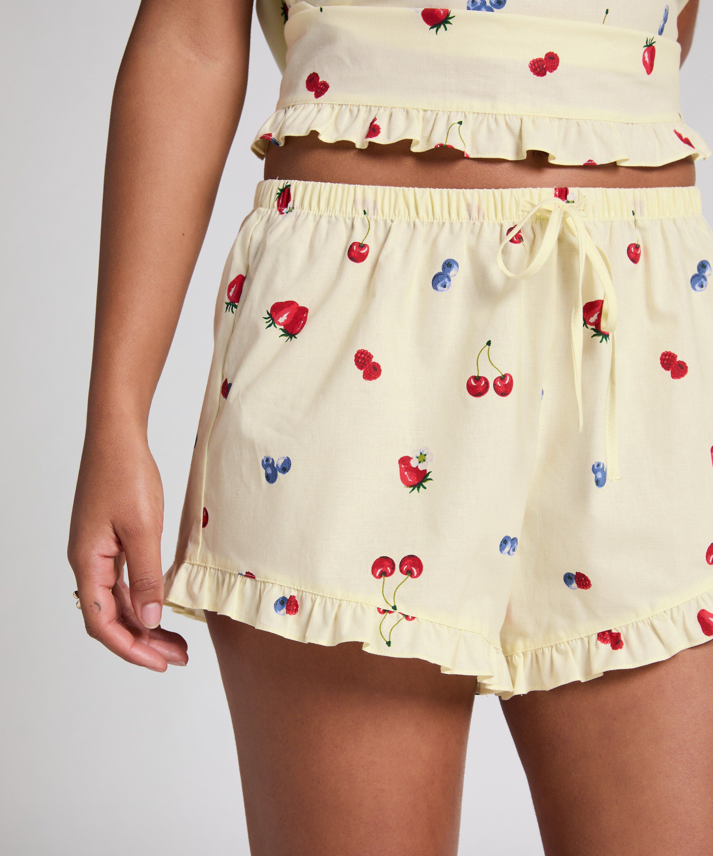 SHORT WOVEN RUFFLE FRUIT