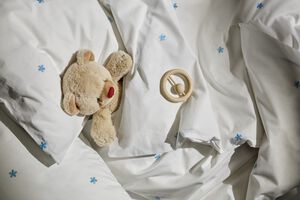 Daisy Sengetøj Junior 100x140 cm hvid/lys blå