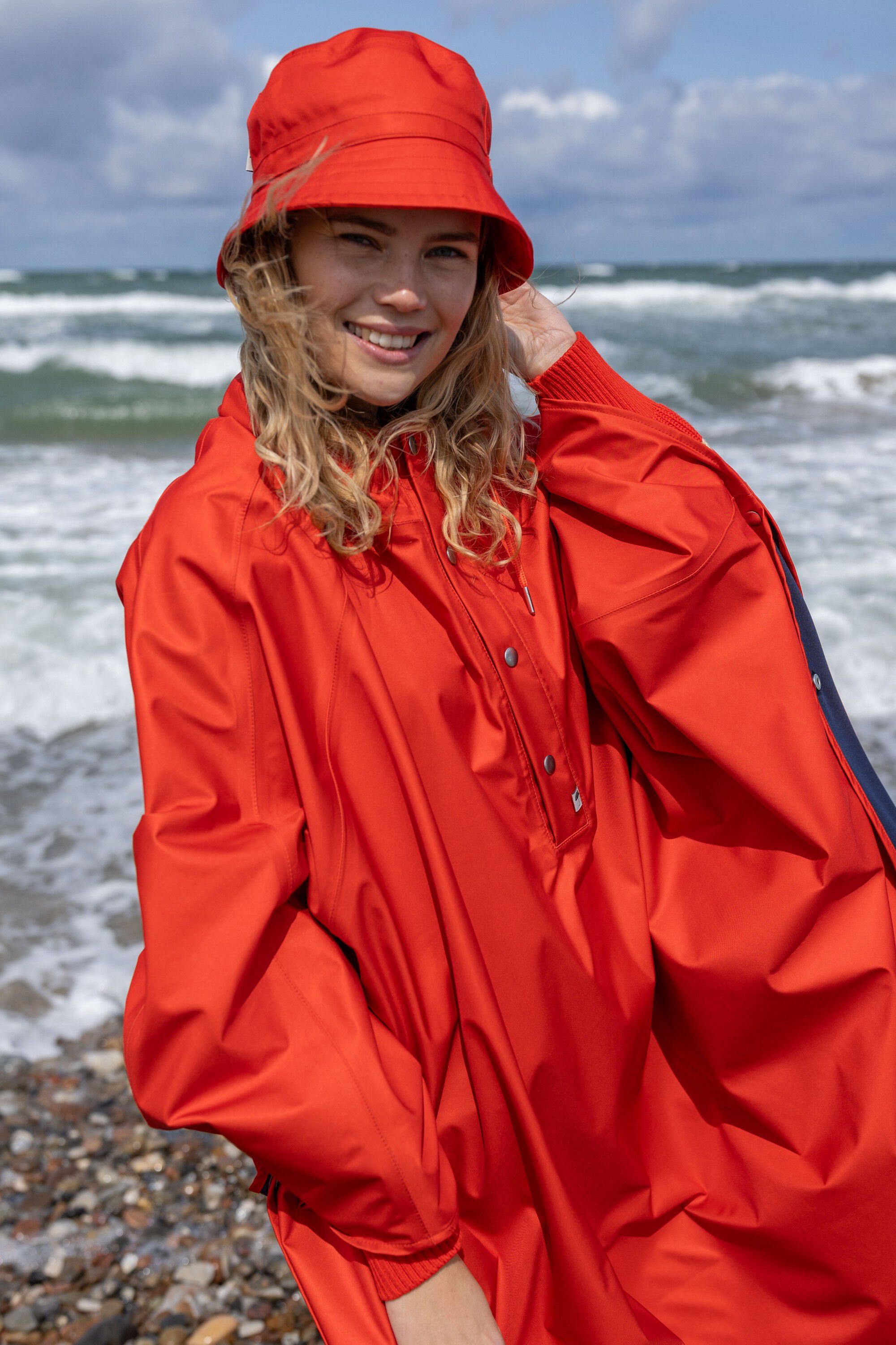 Danerain Poncho Bright Red