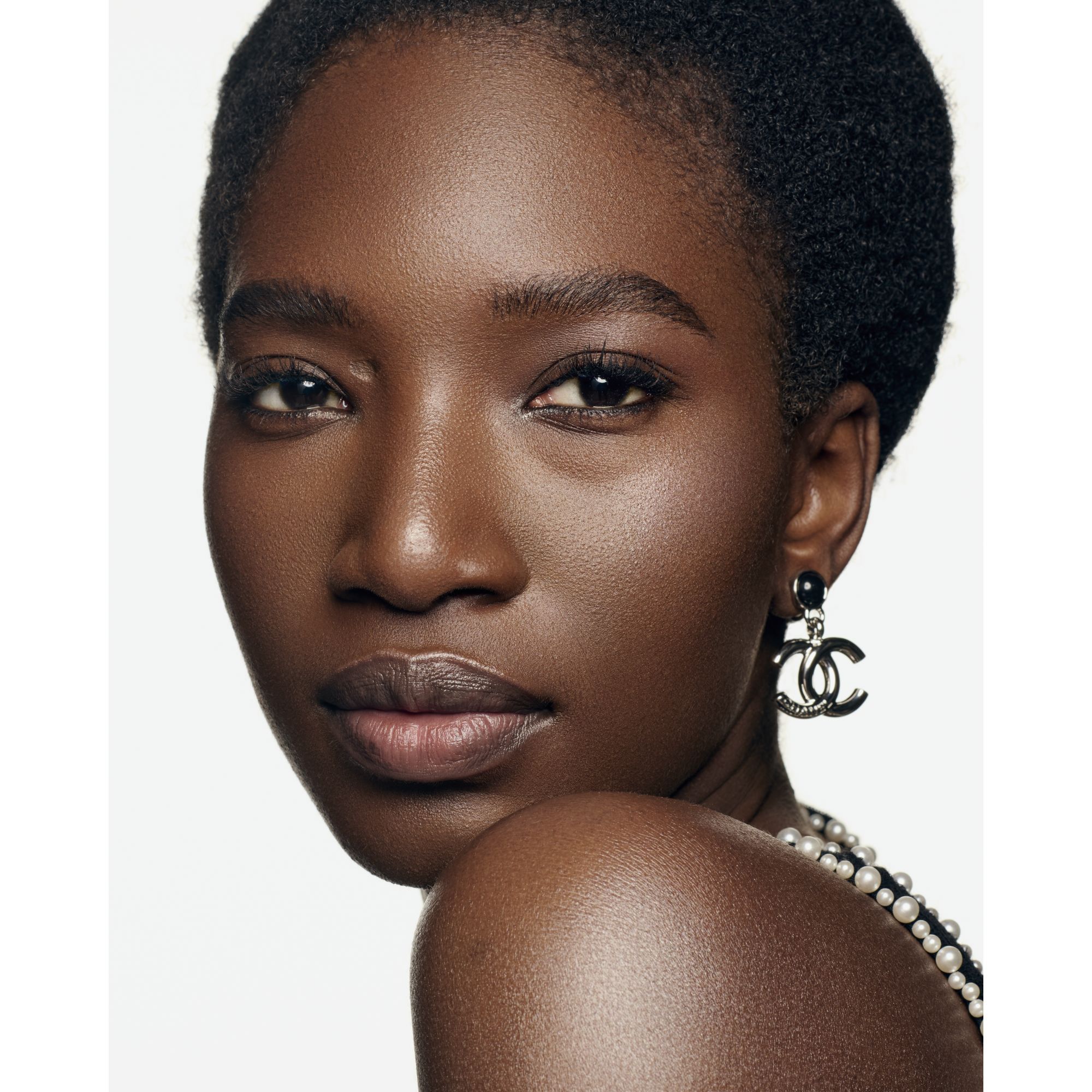 LET TRANSPARENT OG LYSGIVENDE FLUID MED IRISERENDE EFFEKT