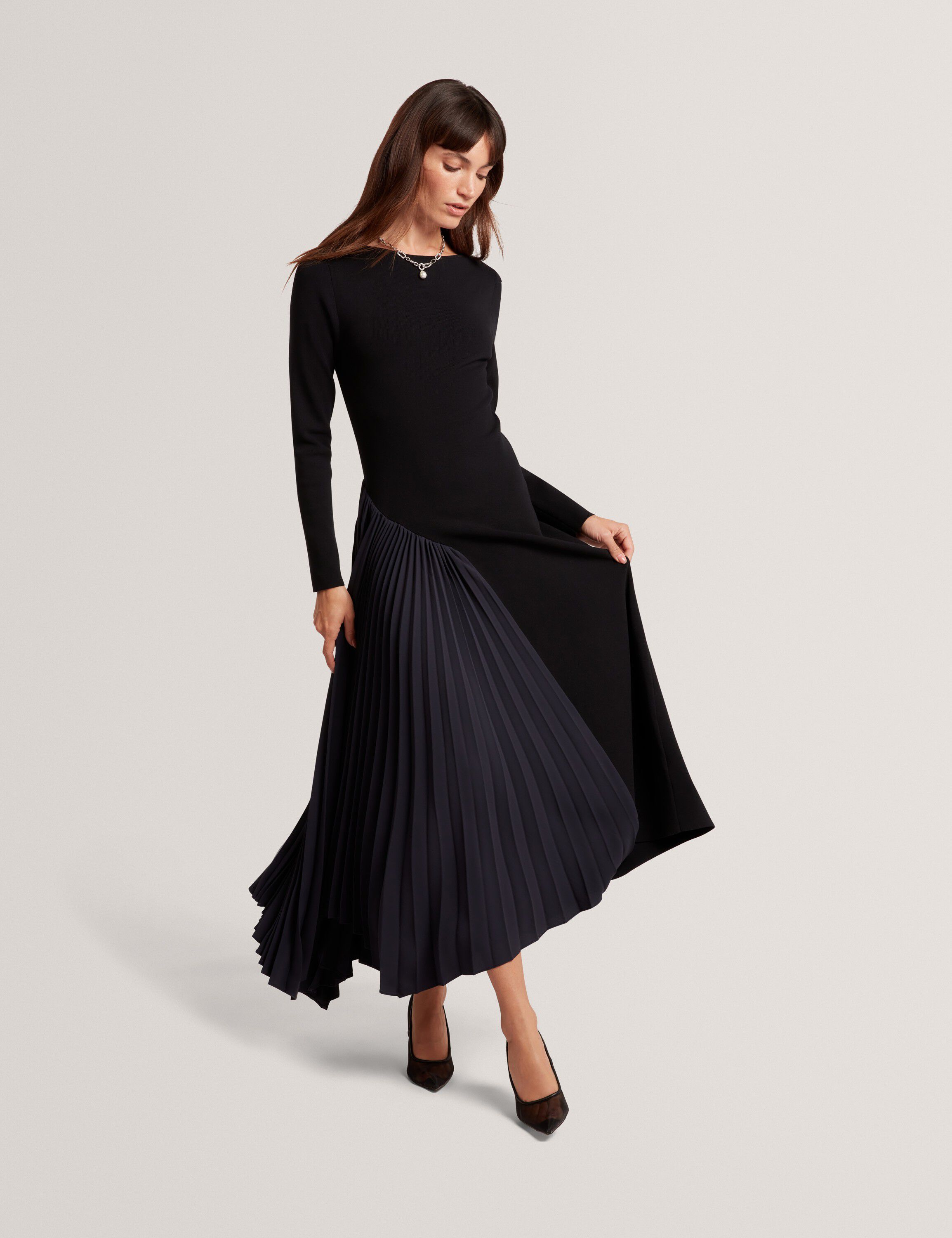 BELVIEE Long Sleeve Knit Midi Dress