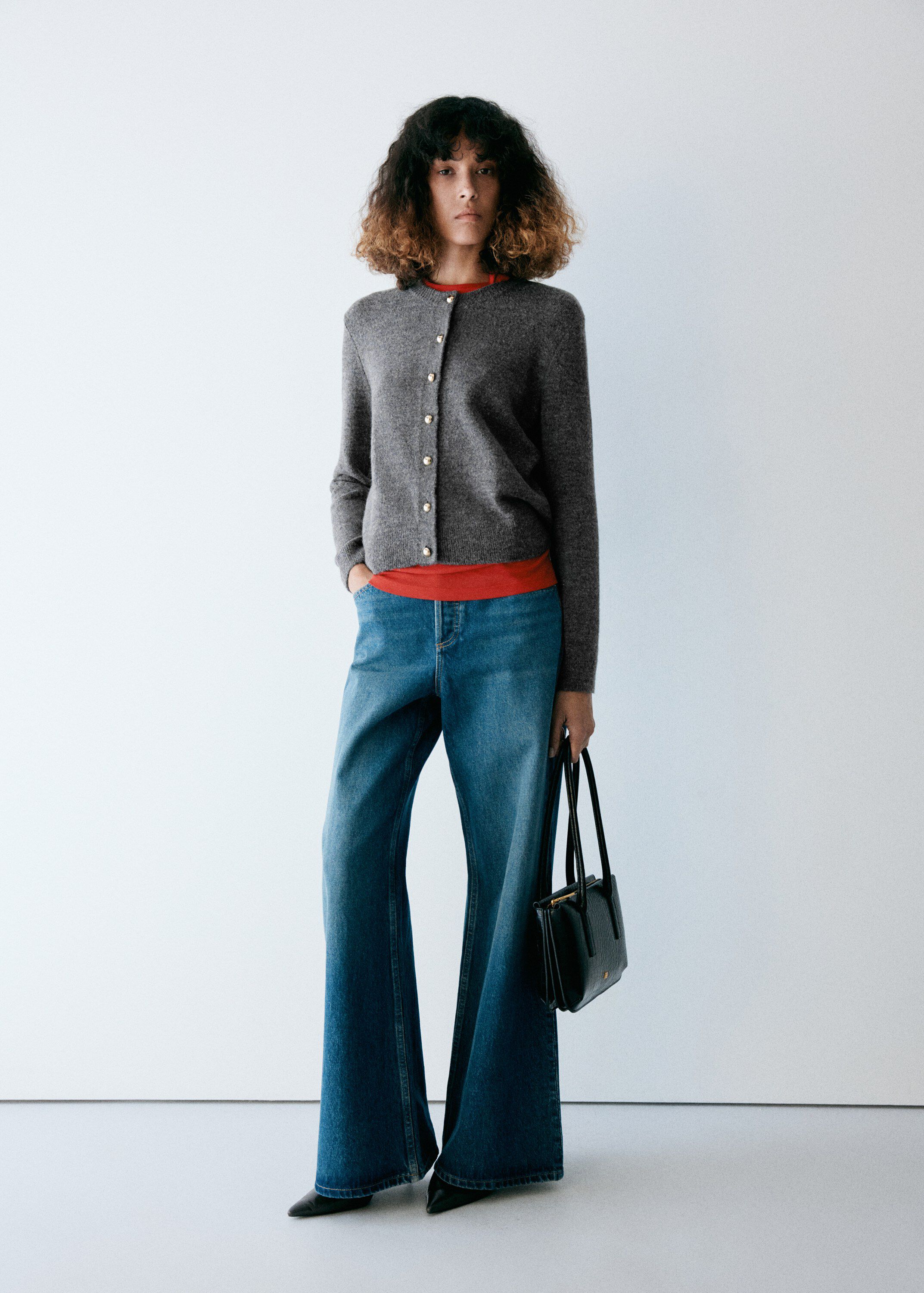 Knitted cardigan with metallic butt