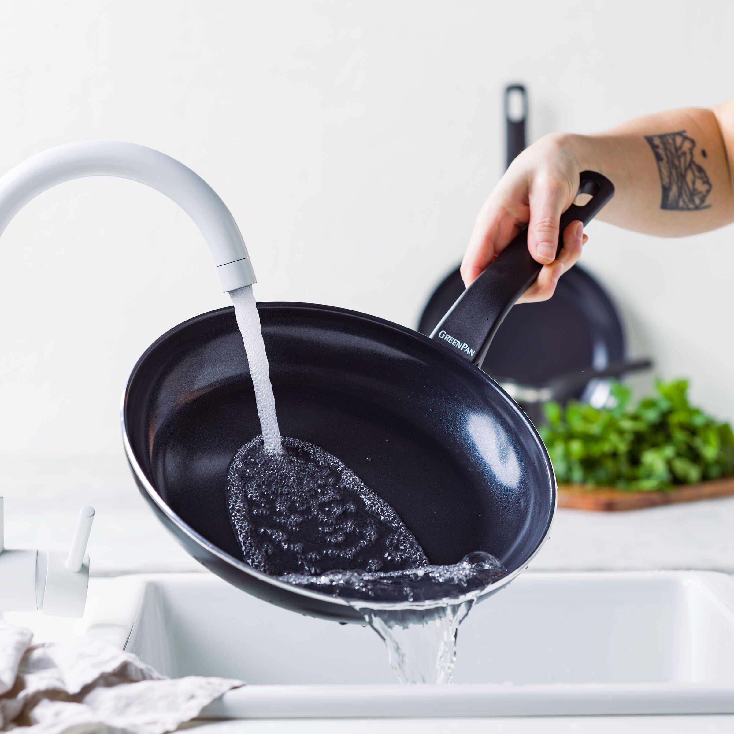 GP-ESSEN FBl Alu Perf-ind opn fry 24cm