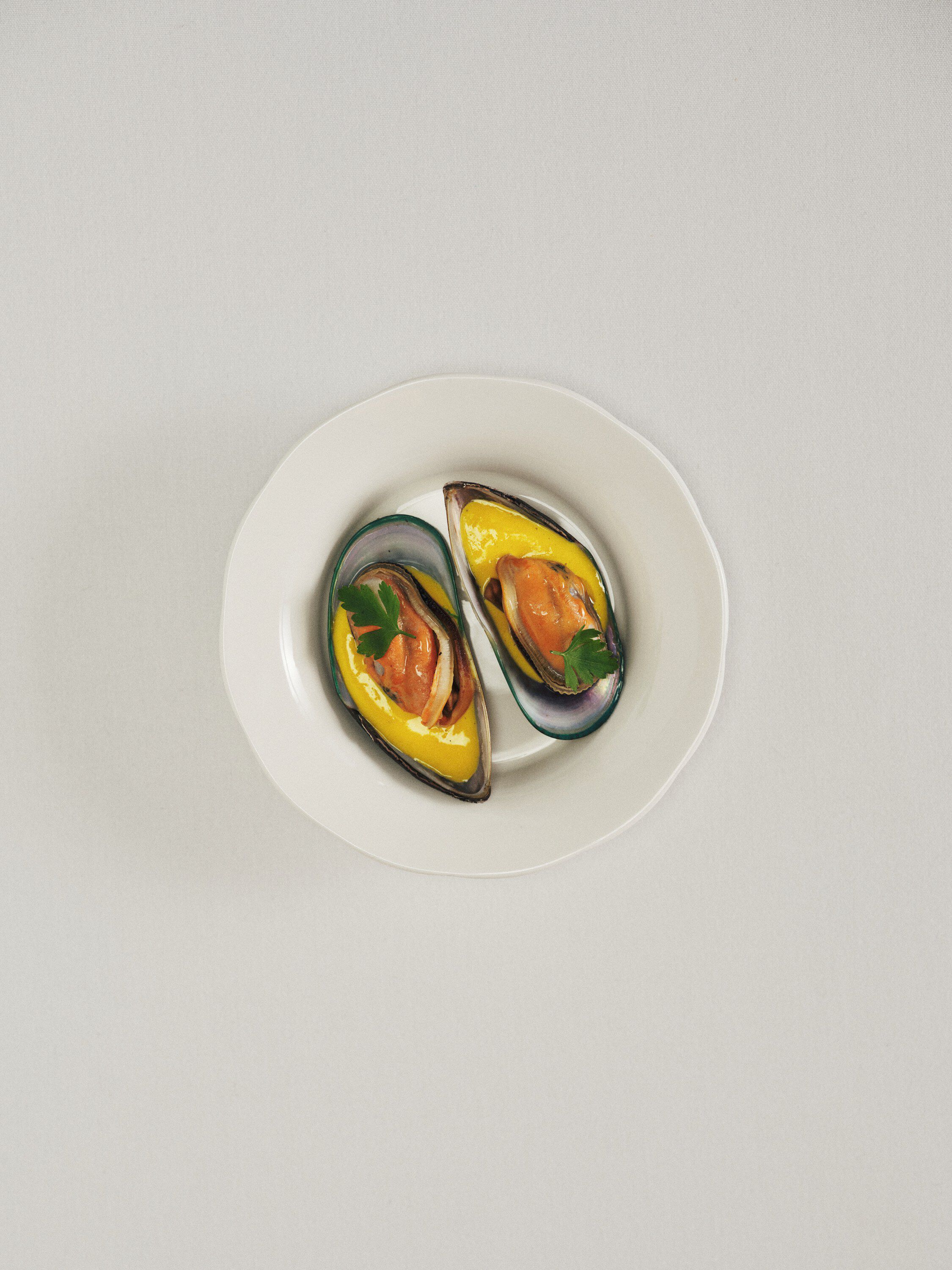 HIGH BREAD PLATE WHITE SILHOUETTE