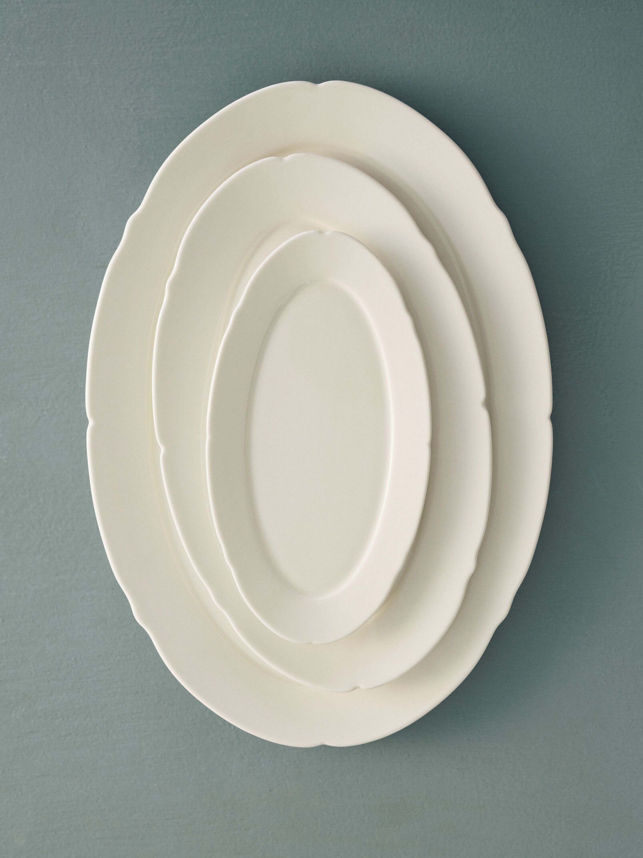 OVAL PLATE L WHITE SILHOUETTE