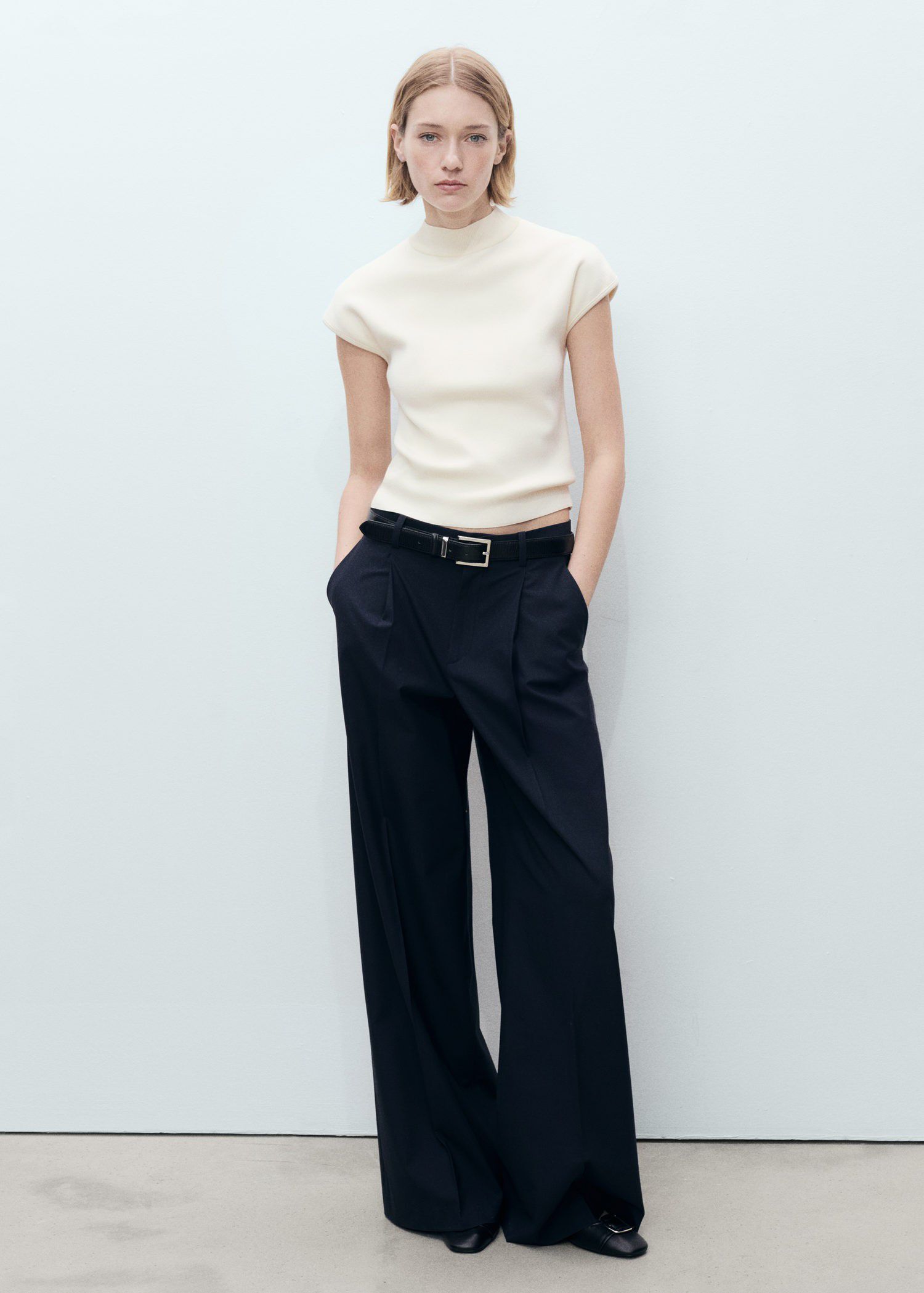 Sleeveless fine knit sweater