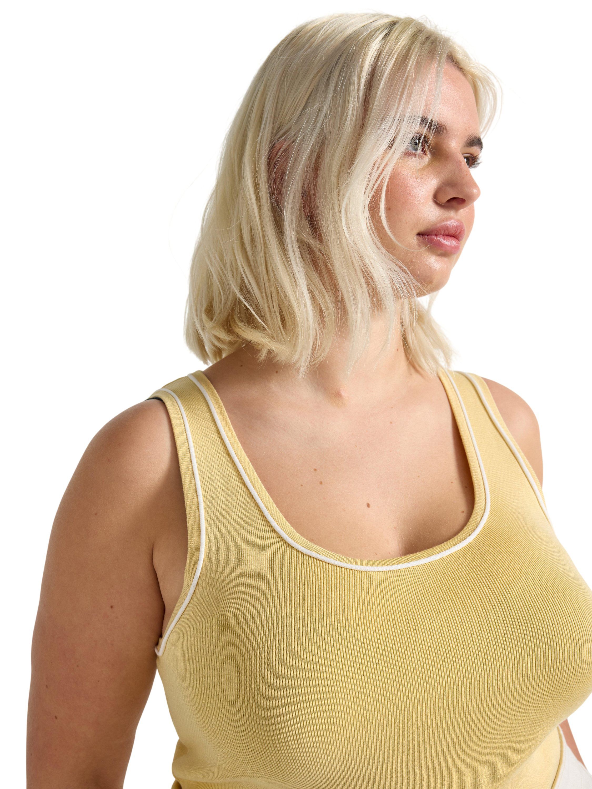 Finstrikket tanktop med kontrasts&oslash;m