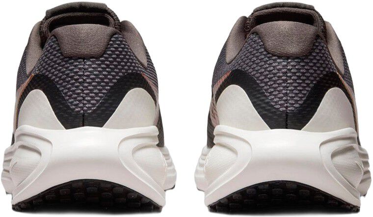 Revolution 8 Sneakers