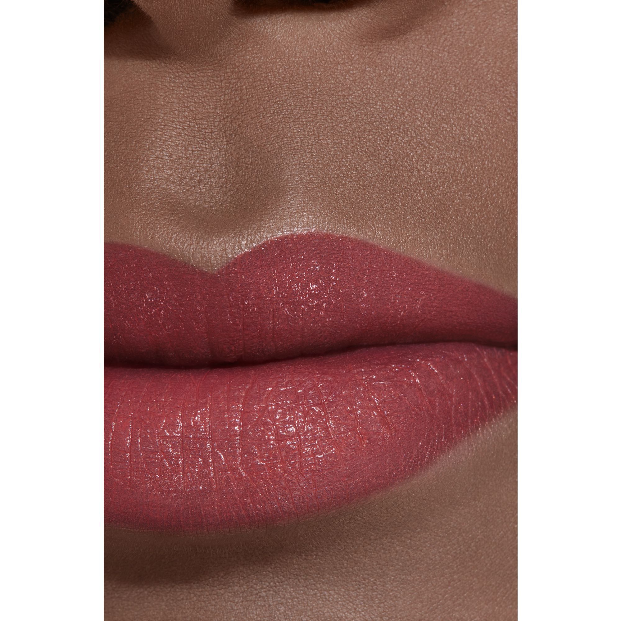 L&AElig;BESTIFTEN MED H&Oslash;J INTENSITET. KONCENTRERET GLANS OG PLEJE. GENOPFYLD