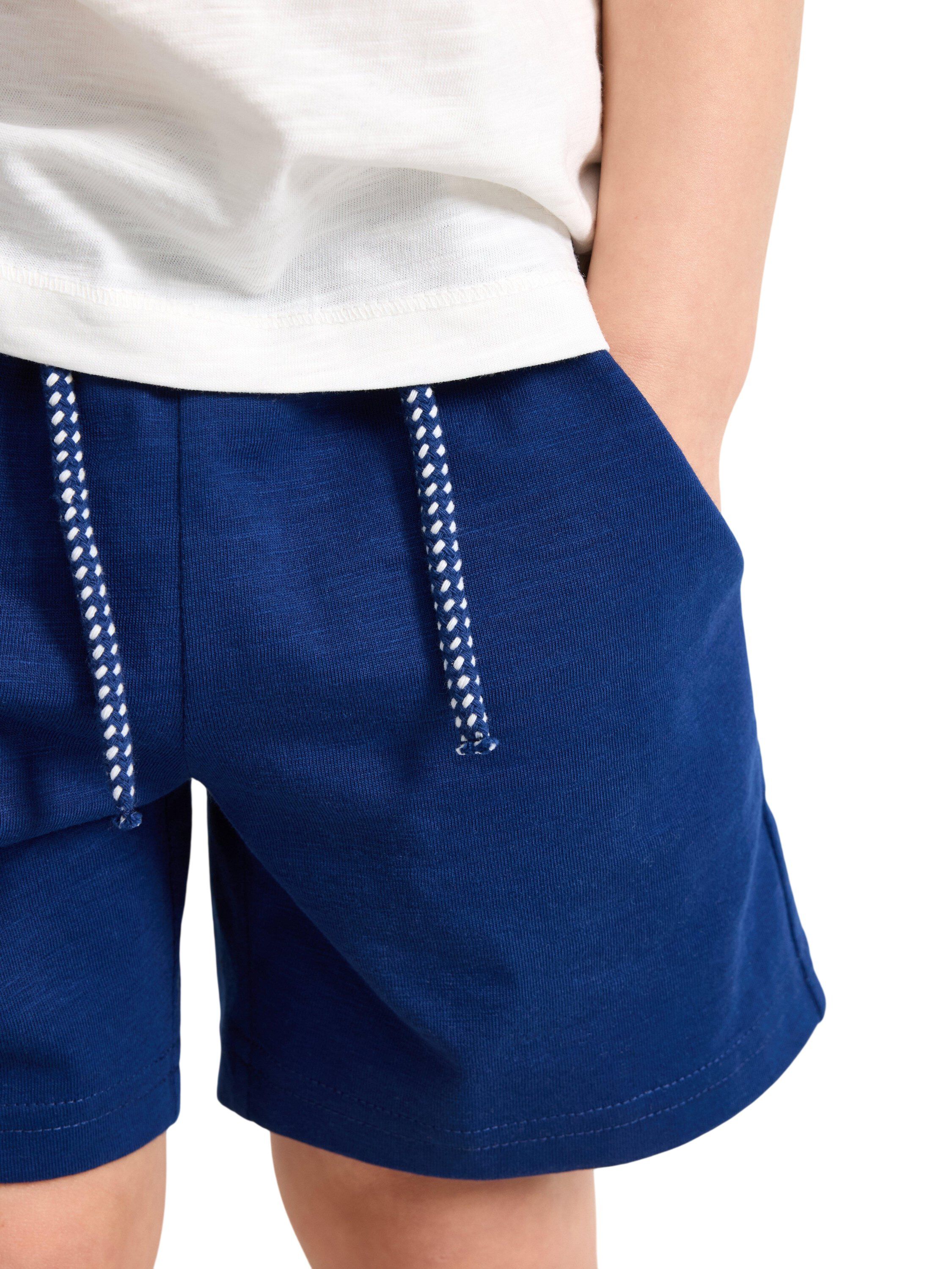 L&oslash;stsittende mellomlange shorts i s