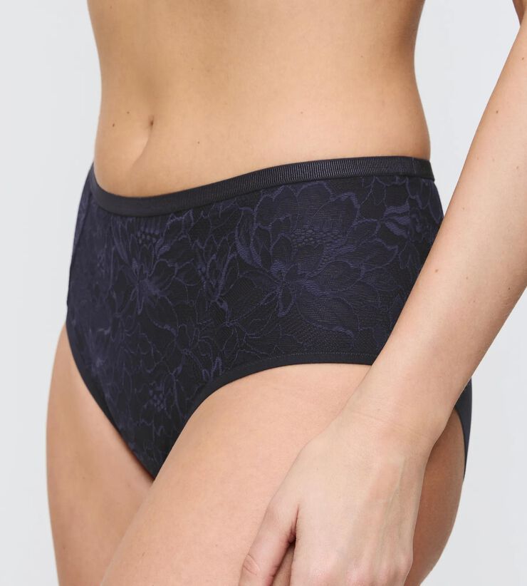 Amourette Charm T Maxi02