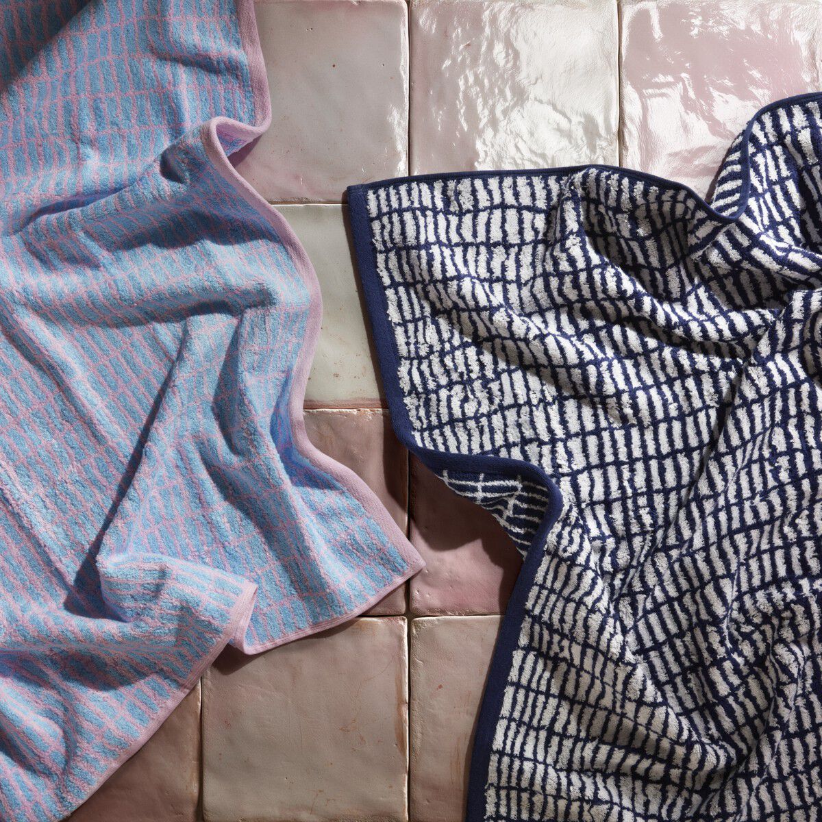 Nuance H&aring;ndkl&aelig;de 50x100 cm m&oslash;rk bl&aring;/hvid