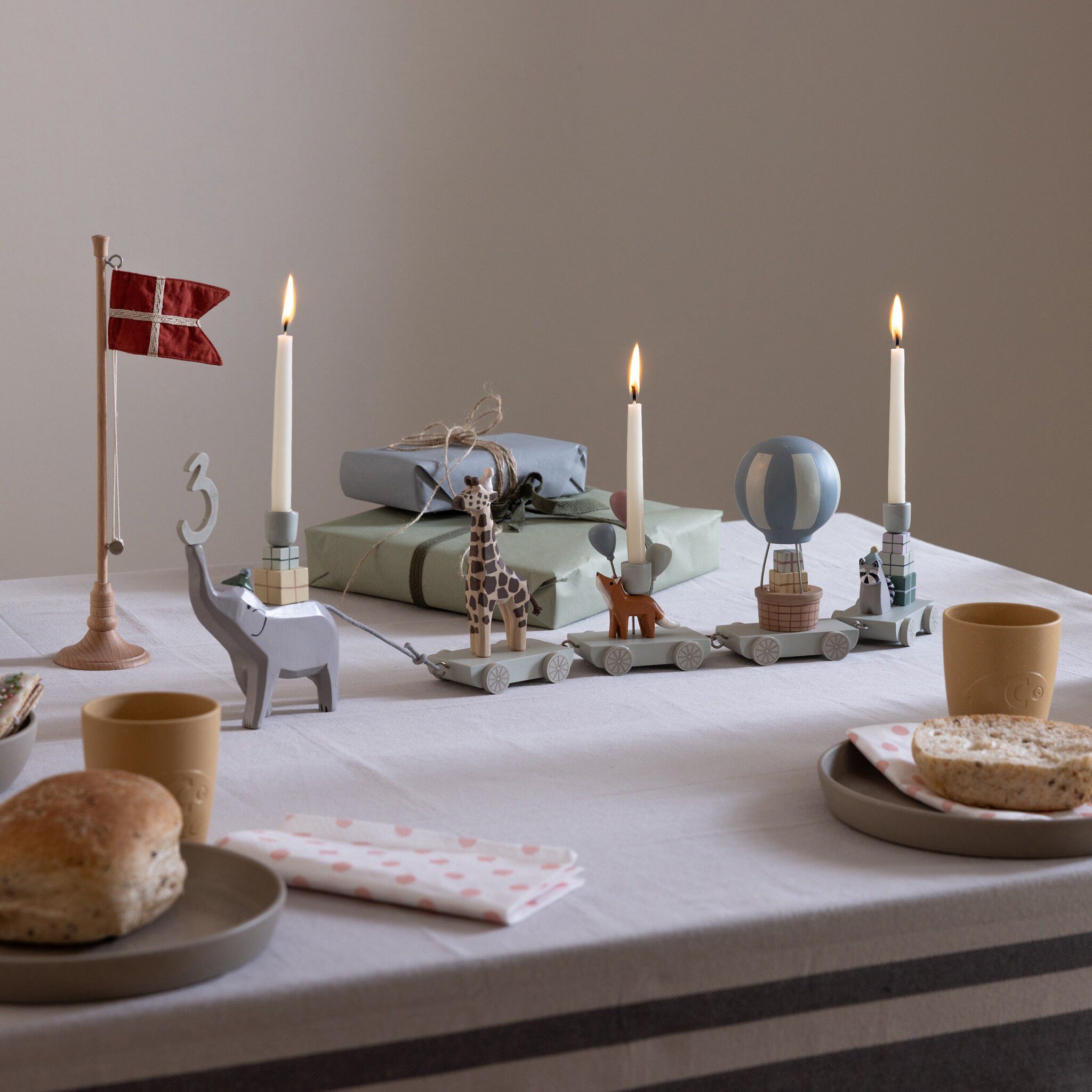 F&oslash;dselsdagstog, tr&aelig;, World of Sebra