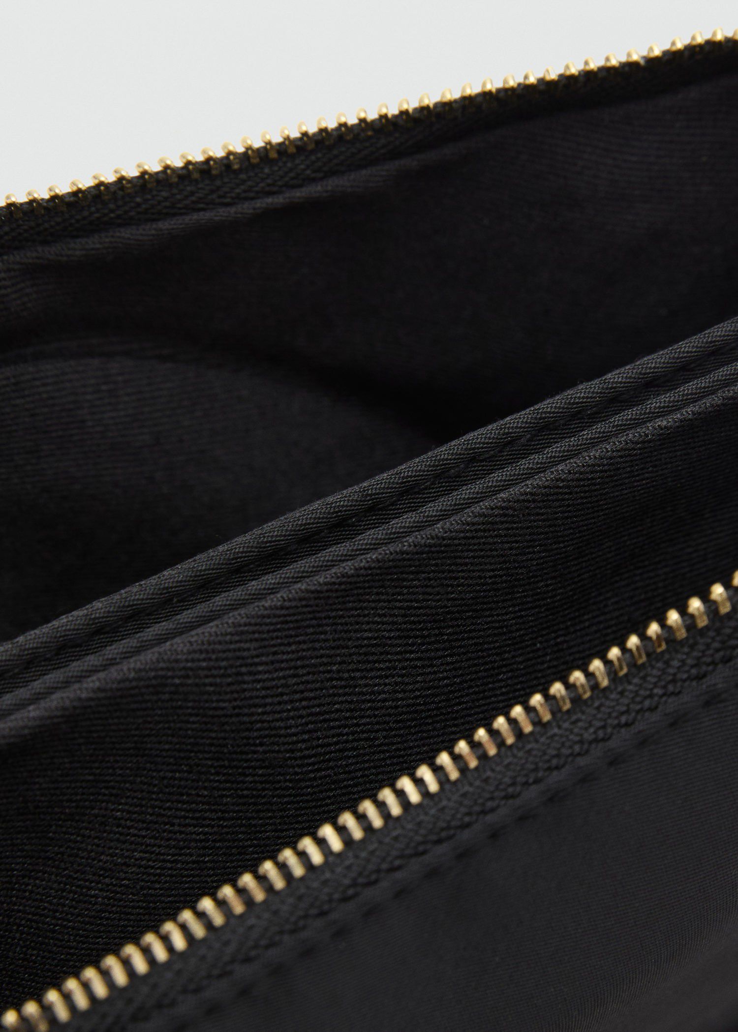 Nylon purse with zip