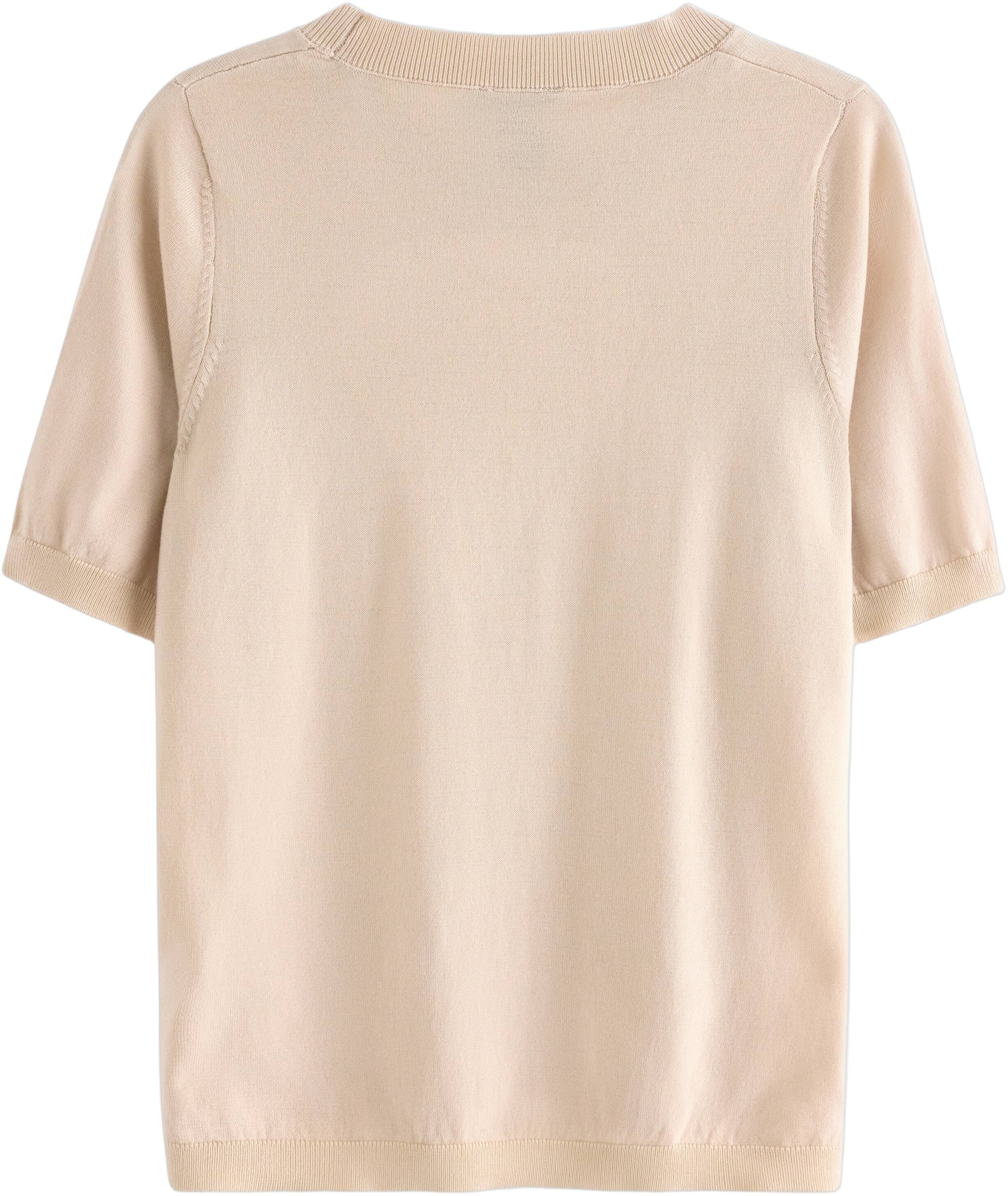 Fine-knitted top with round necklin