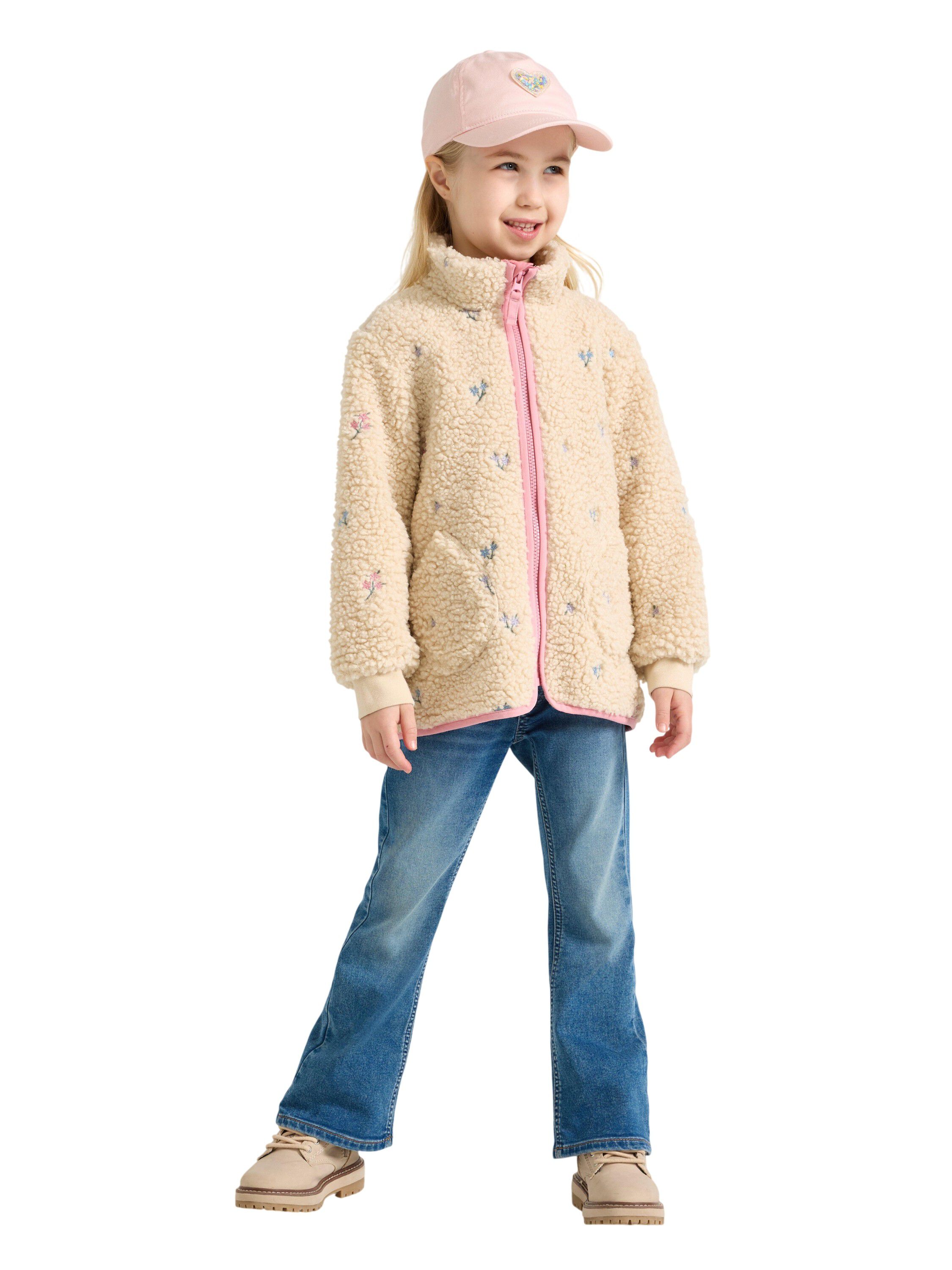 A warm and cosy pile jacket with si