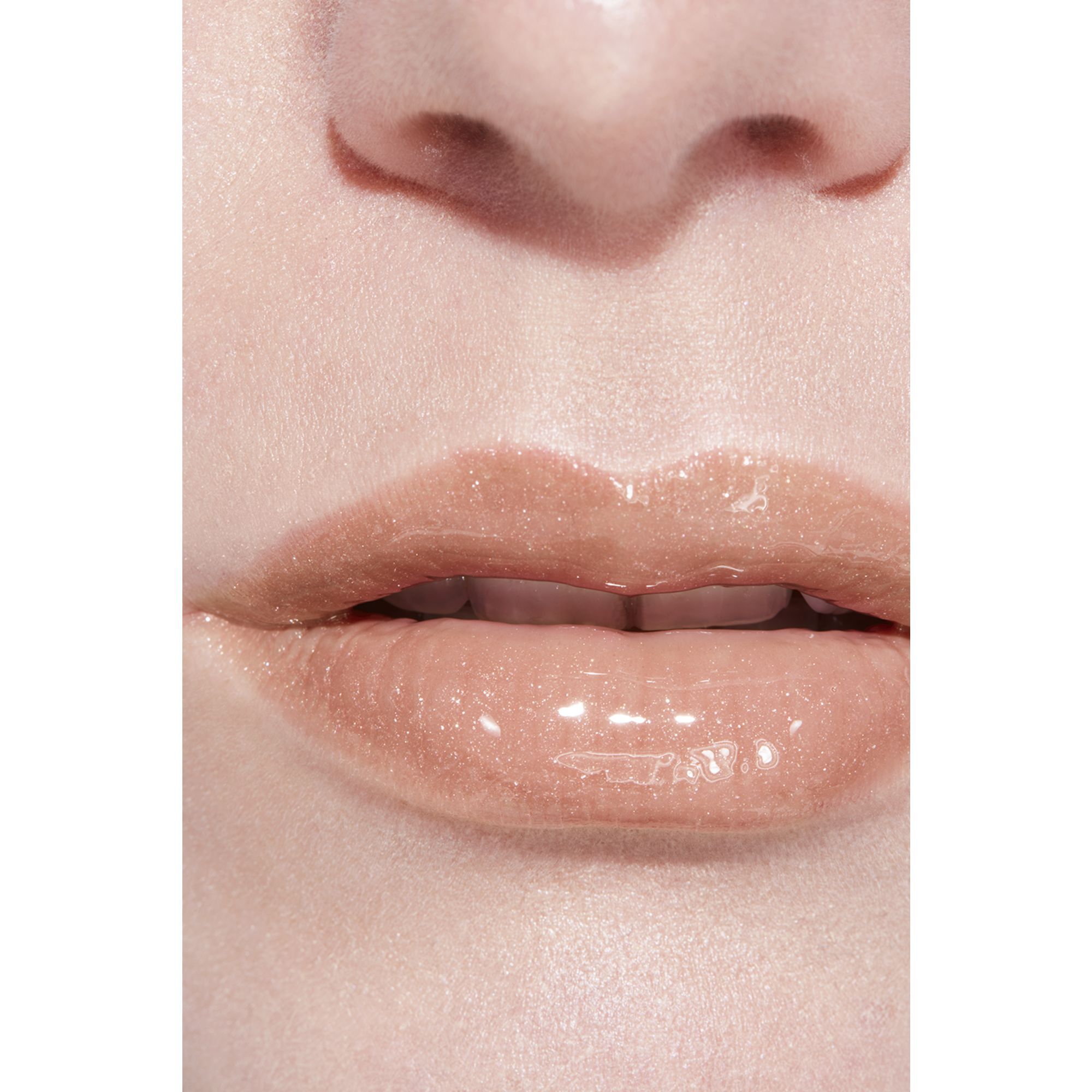 FUGTGIVENDE OG SKINNENDE GLOSS