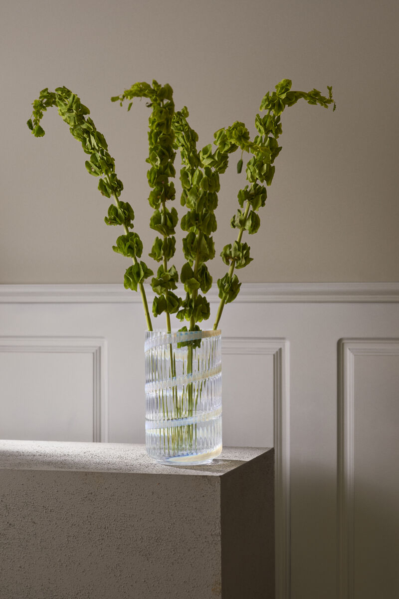 Lyngby Vase H20. 5 cm swirl hvid mundbl&aelig;st glas