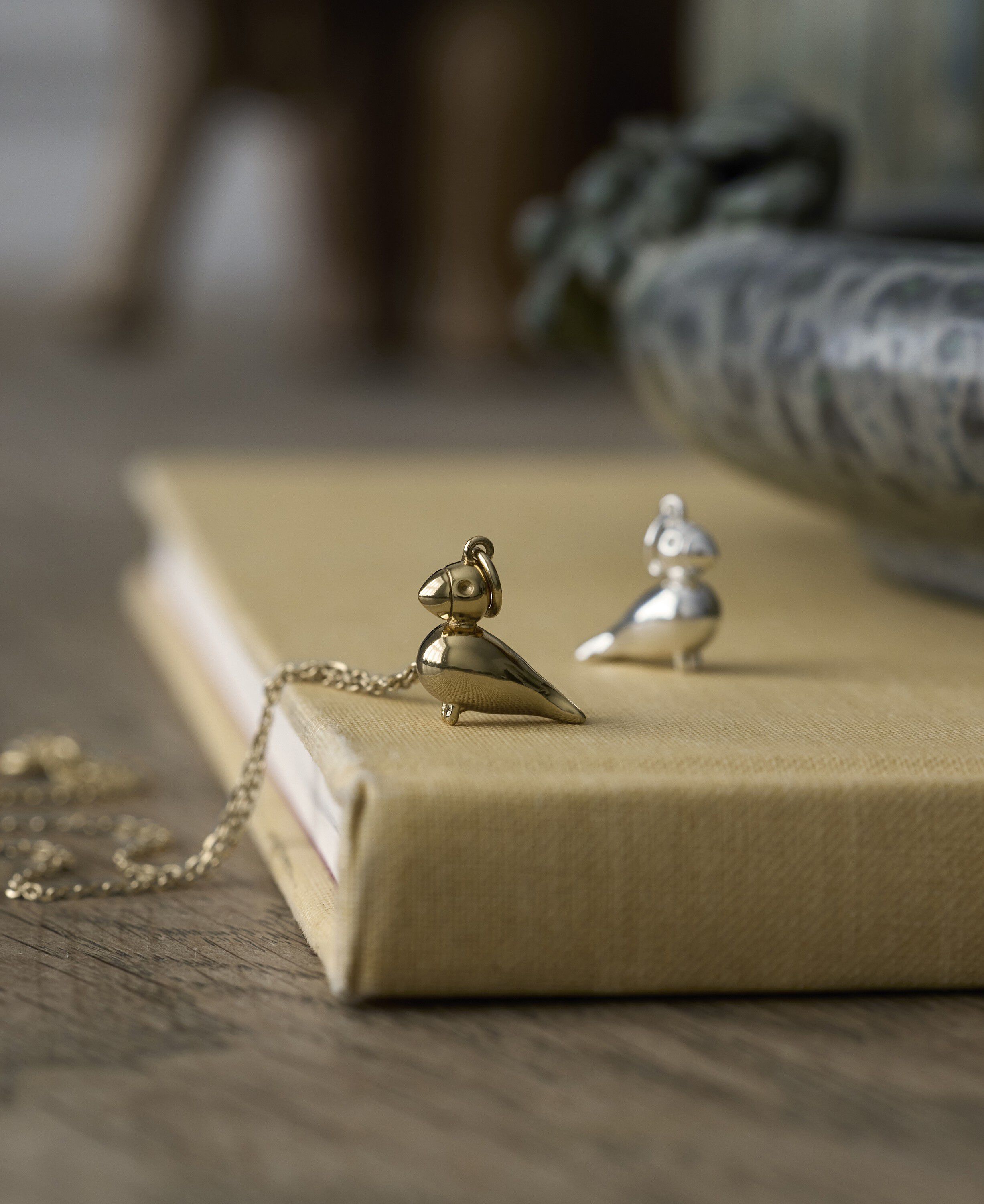 Sangfugl i s&oslash;lv med k&aelig;de