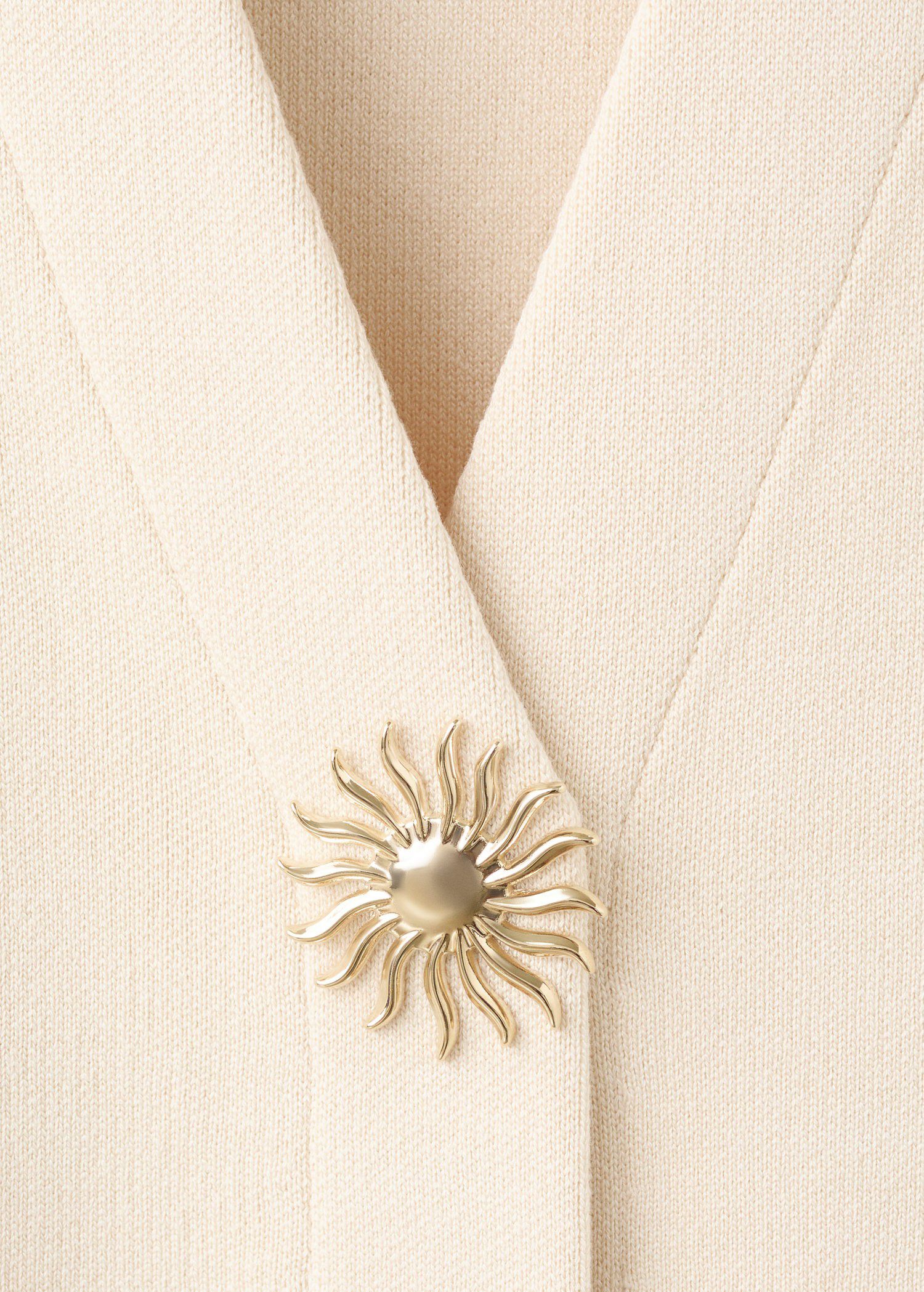 Knitted cardigan with jewel button