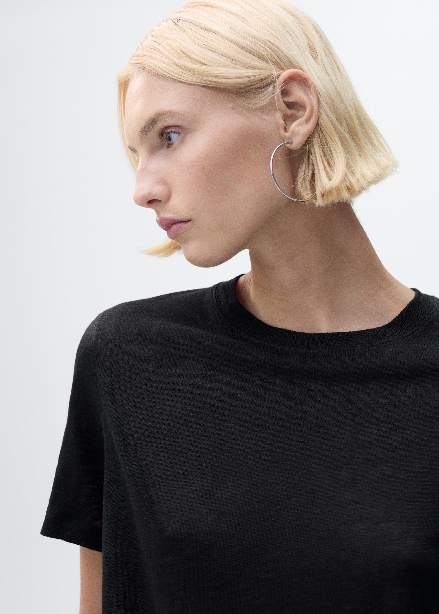 Short-sleeved linen t-shirt