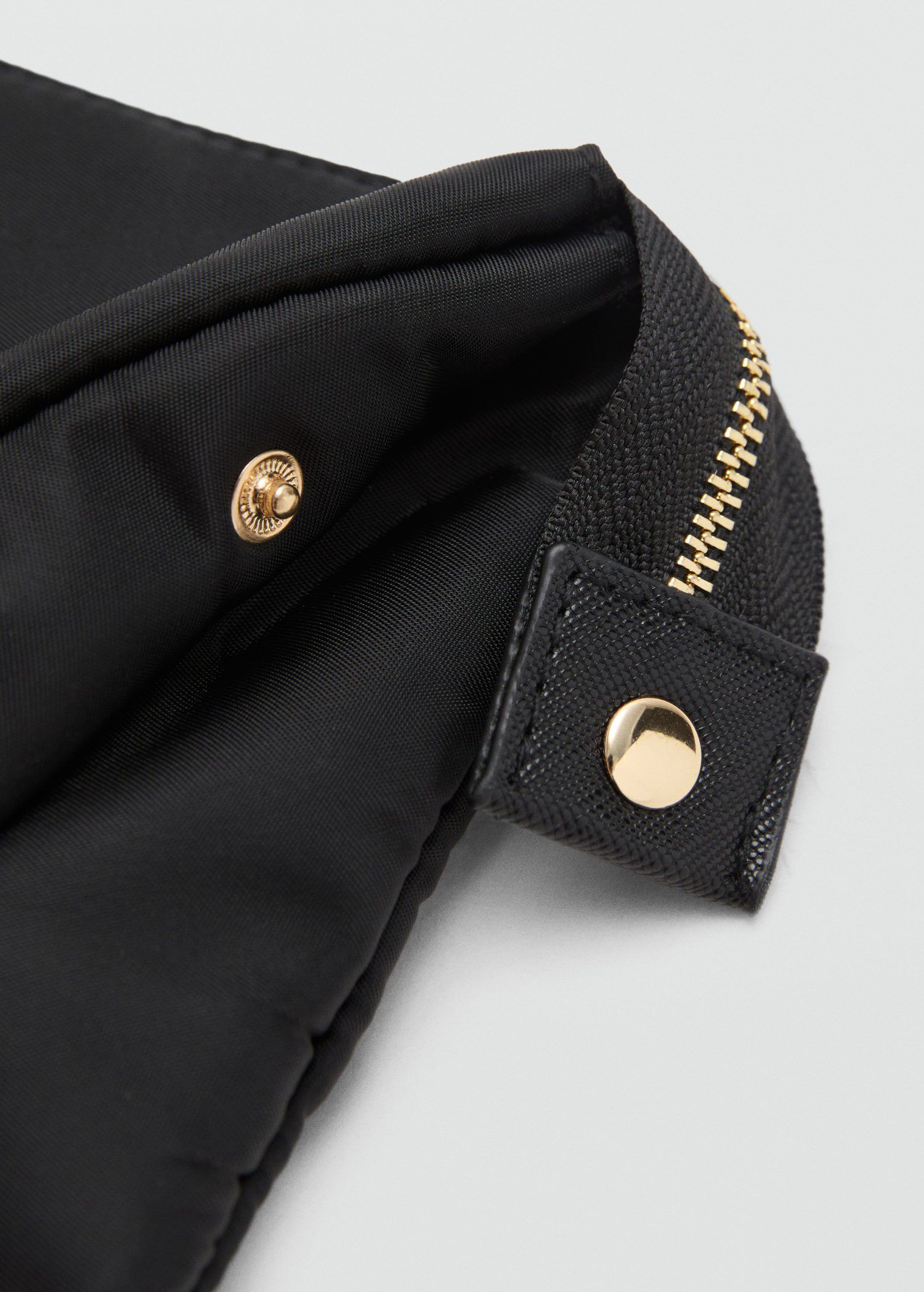 Nylon purse with zip