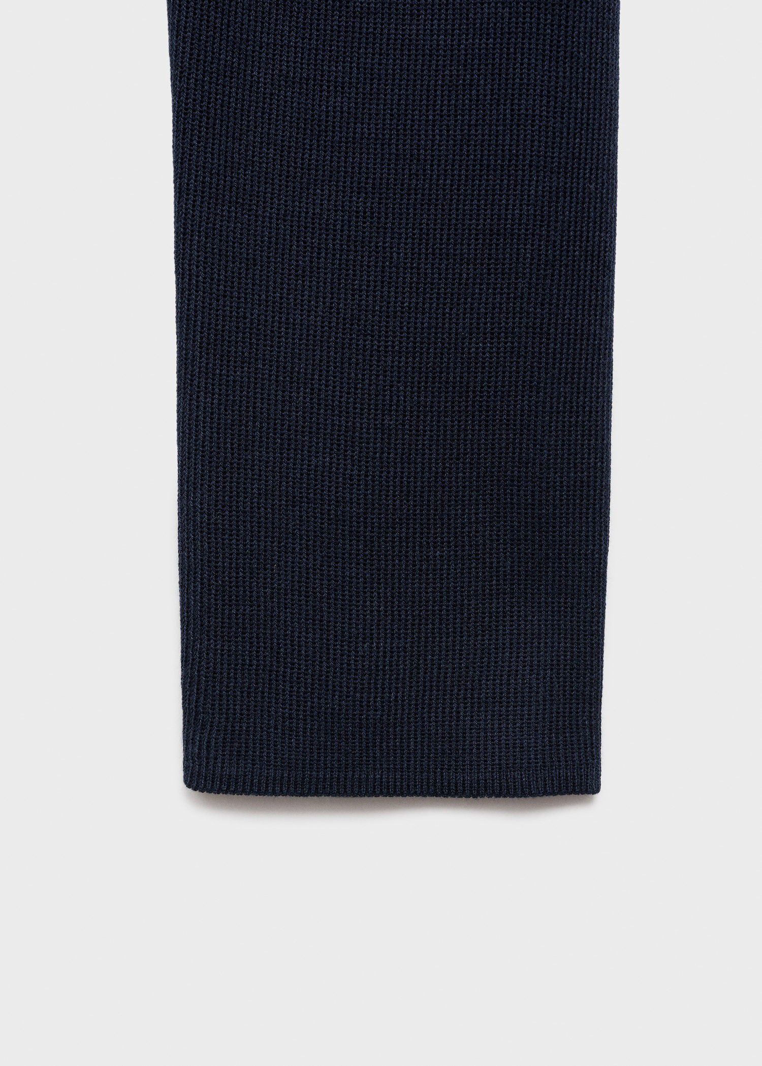 Long-sleeved fine-knit sweater