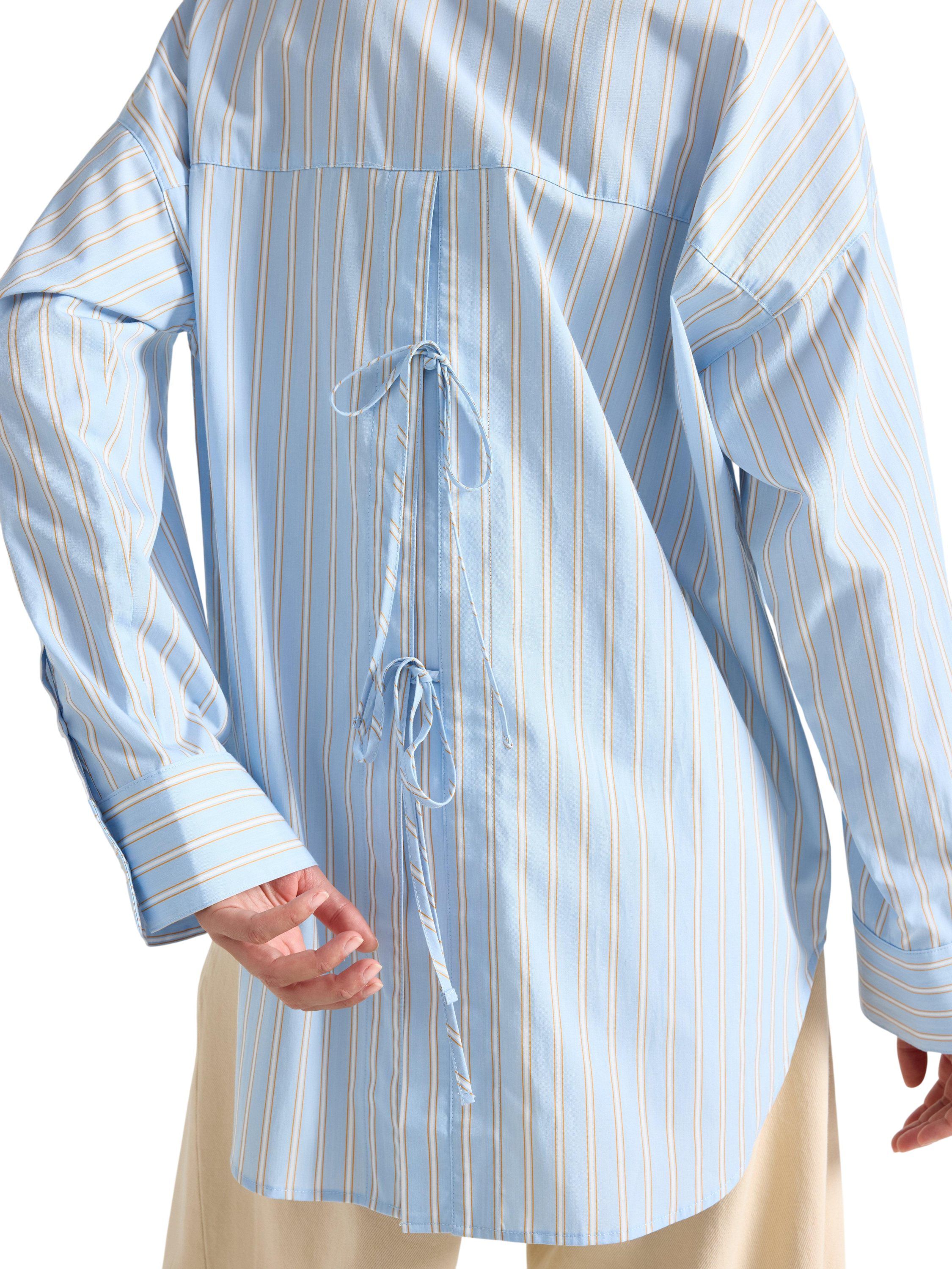 Shirt with long sleeves and an open