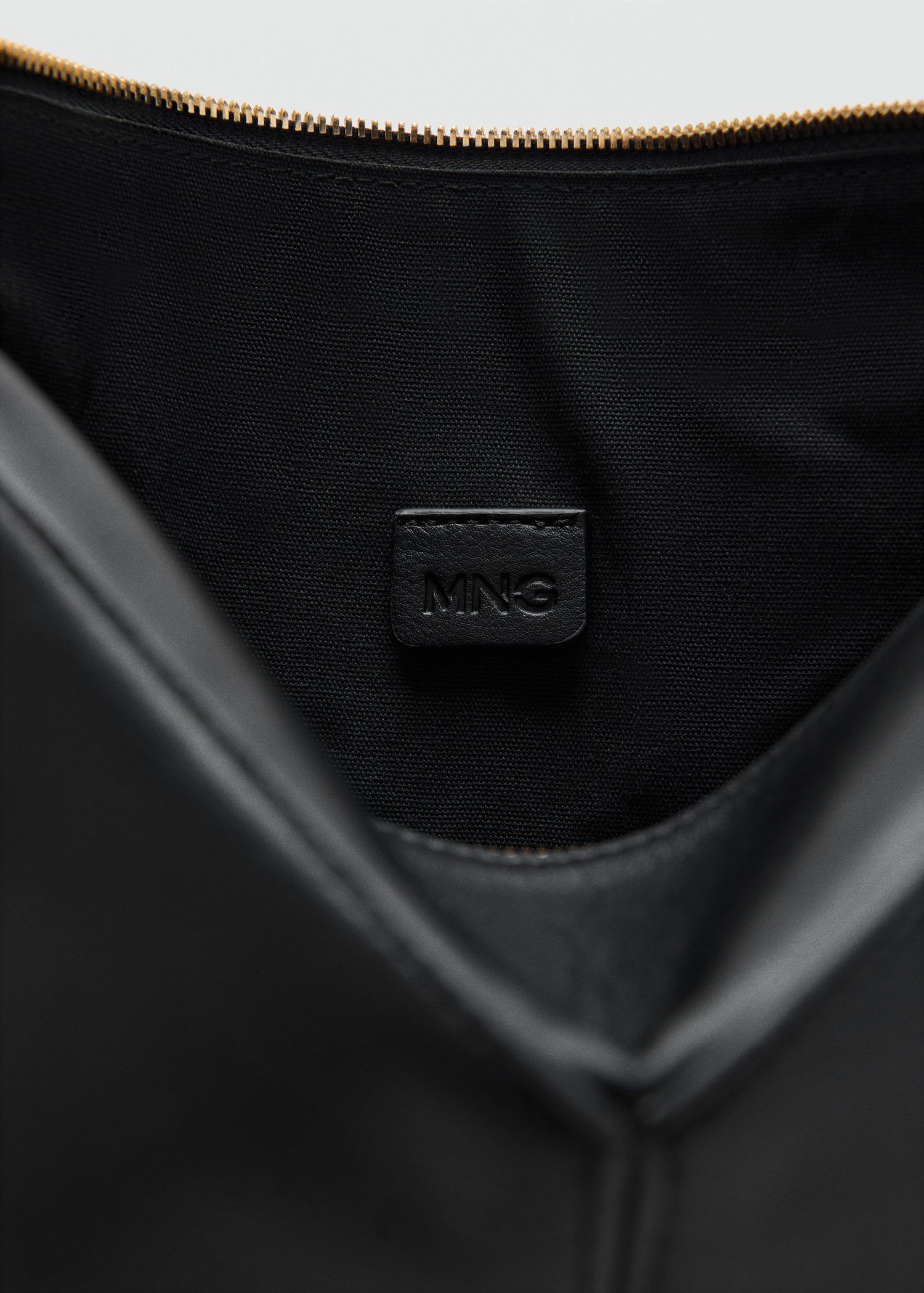 Adjustable strap shoulder bag