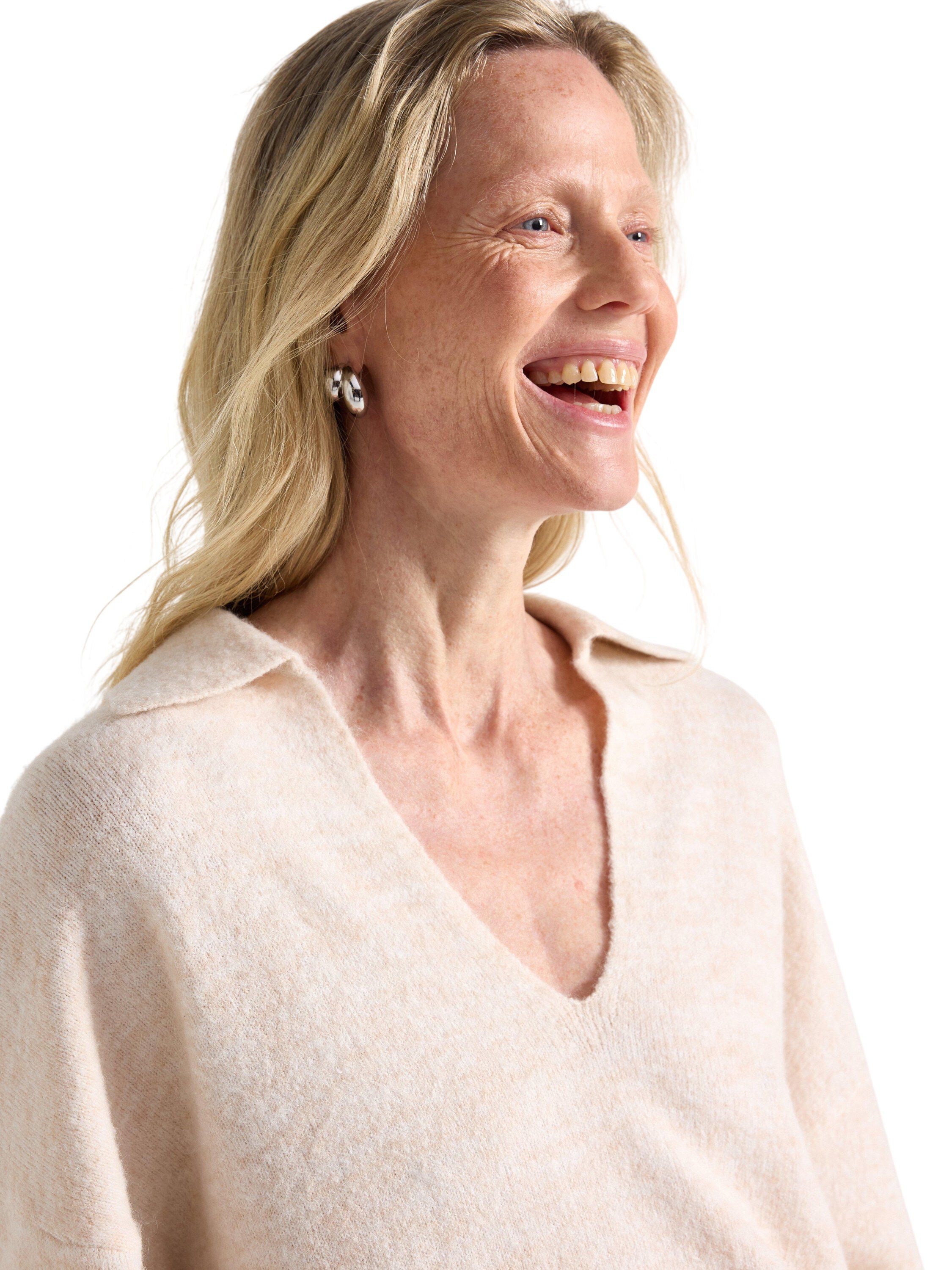 Strikket genser i mykt stoff med v-