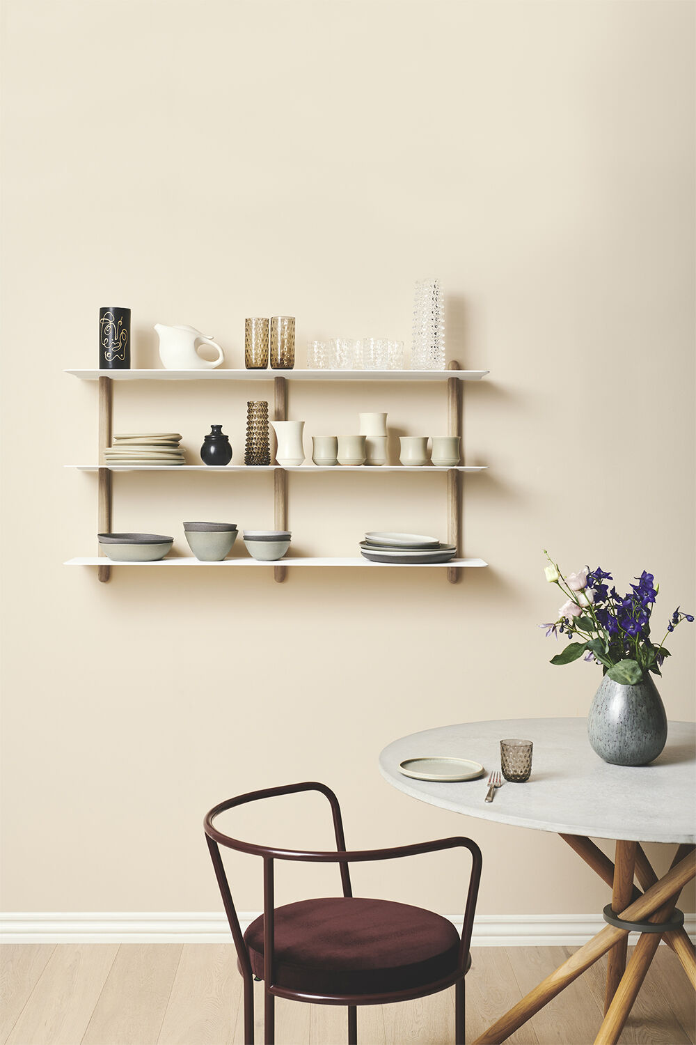 Nivo hylde stor D lys eg/ hvid