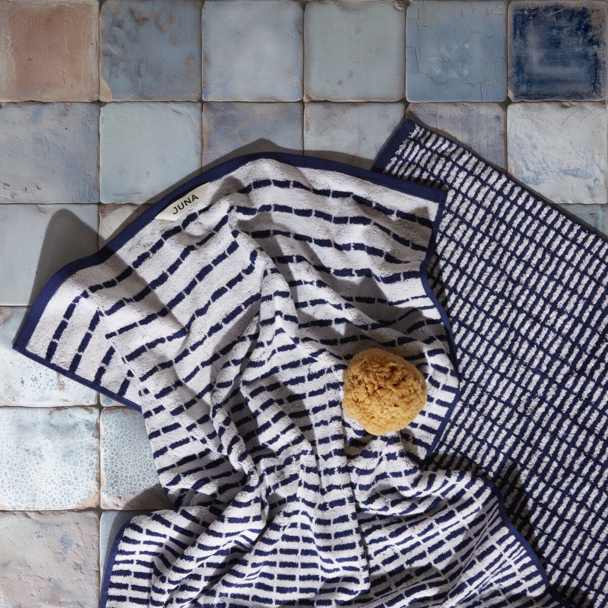 Nuance H&aring;ndkl&aelig;de 50x100 cm m&oslash;rk bl&aring;/hvid