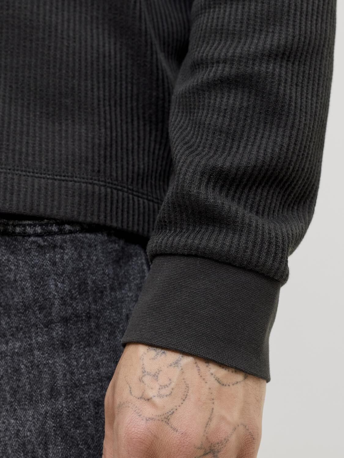 JORCHAMBERI HENLEY LS TEE