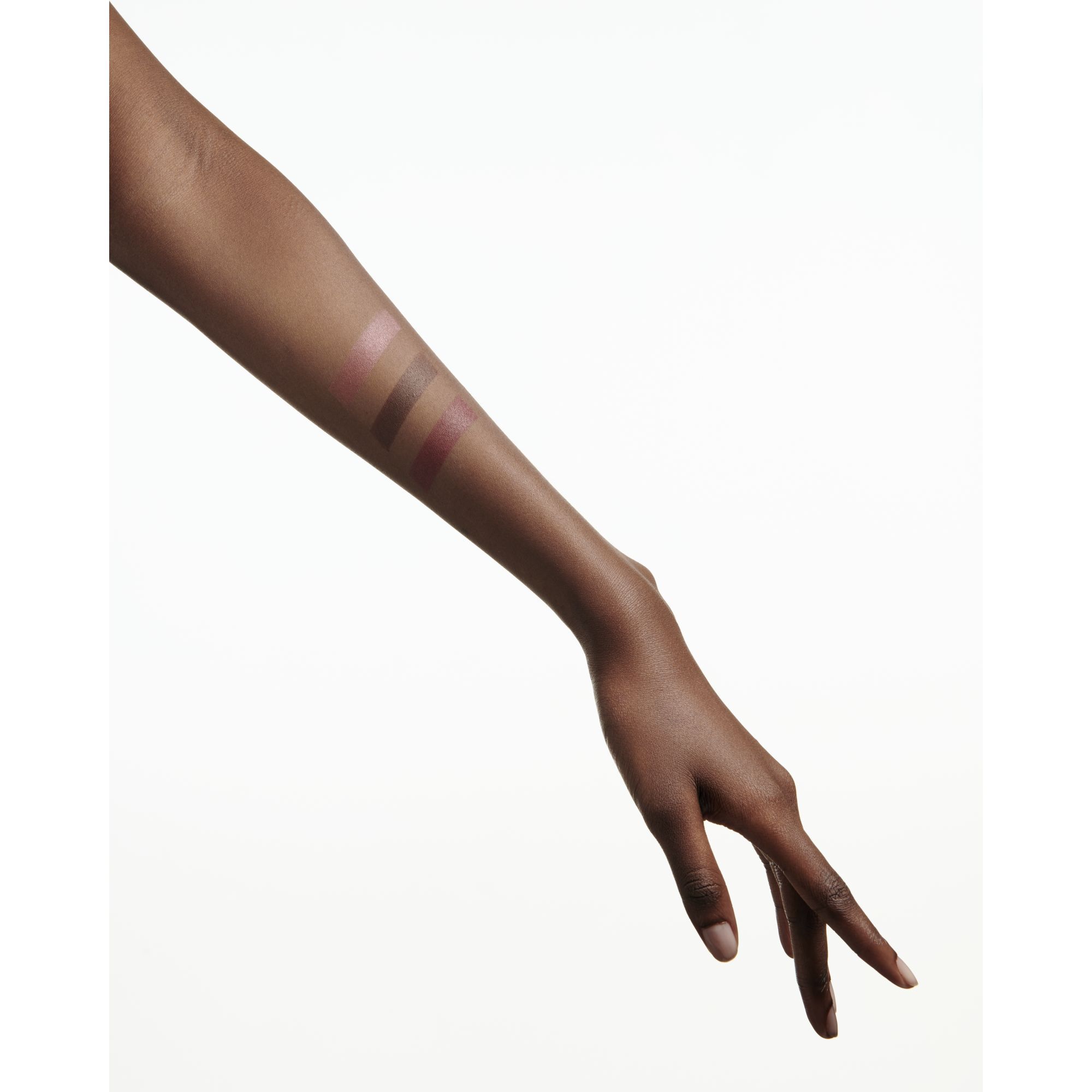 EN HARMONI AF TRE PUDDERE FOR SUND GL&Oslash;D. BRONZER, BLUSH, HIGHLIGHTER