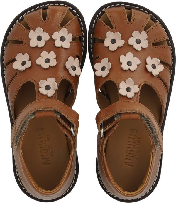 Sandal med blomsterapplikationer