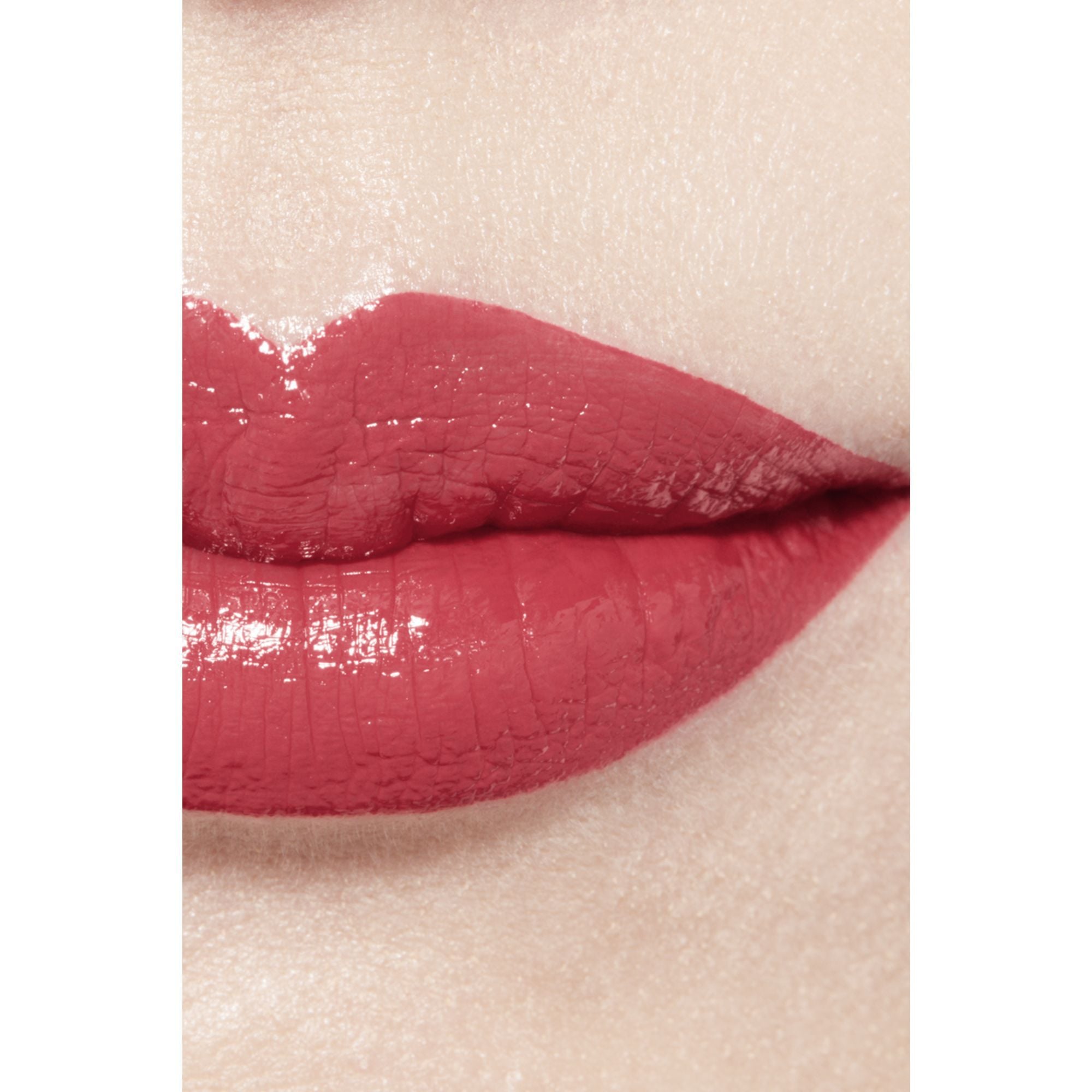 Hydrating And Plumping Lipstick. Intense