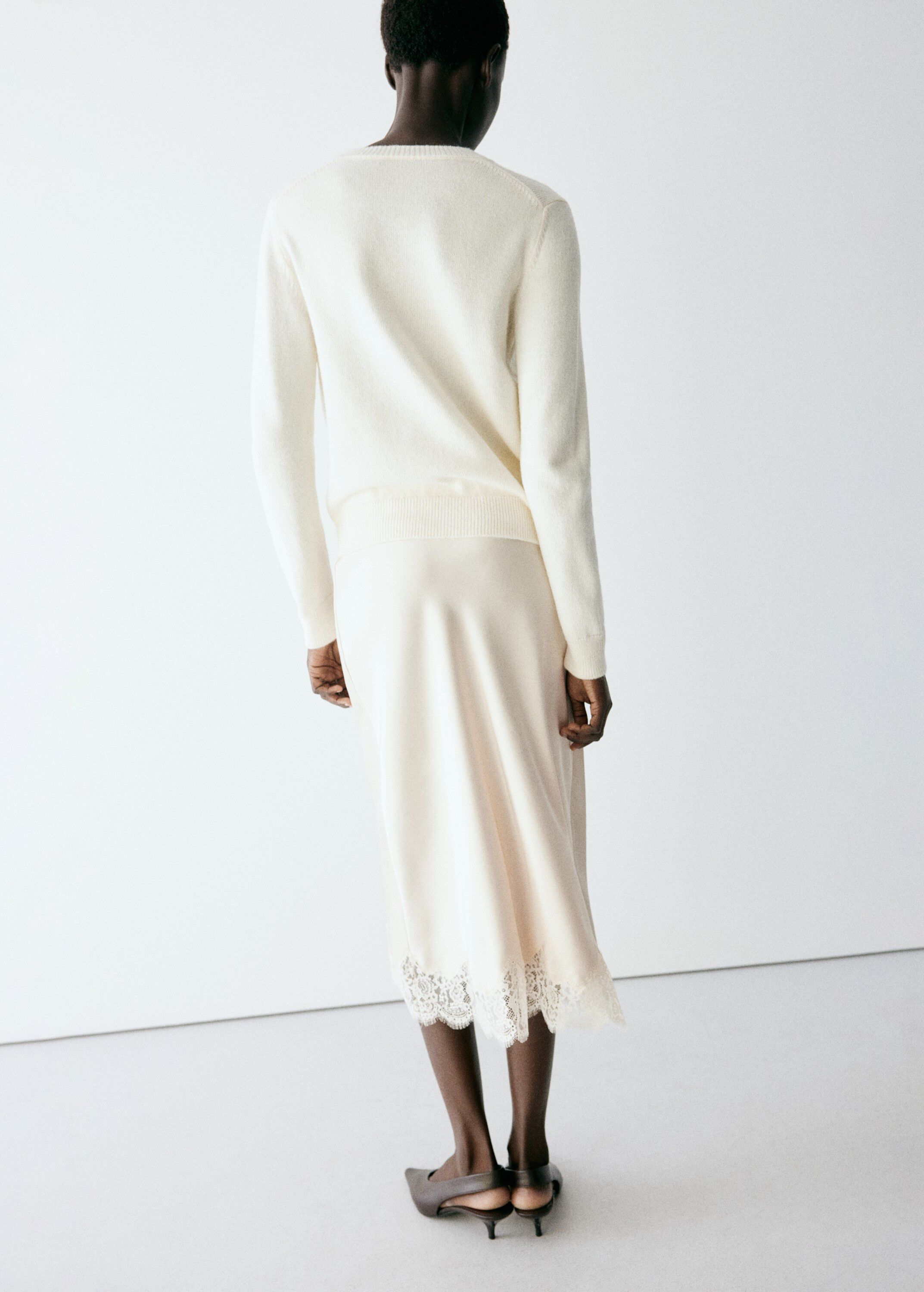Round-neck knitted sweater