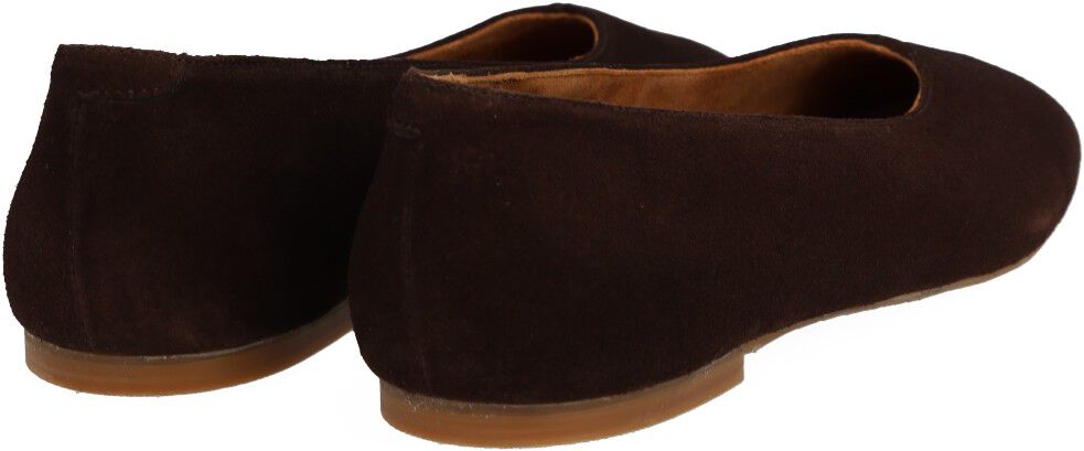 Ballerina med centreret dekorativ stikningsdetalje