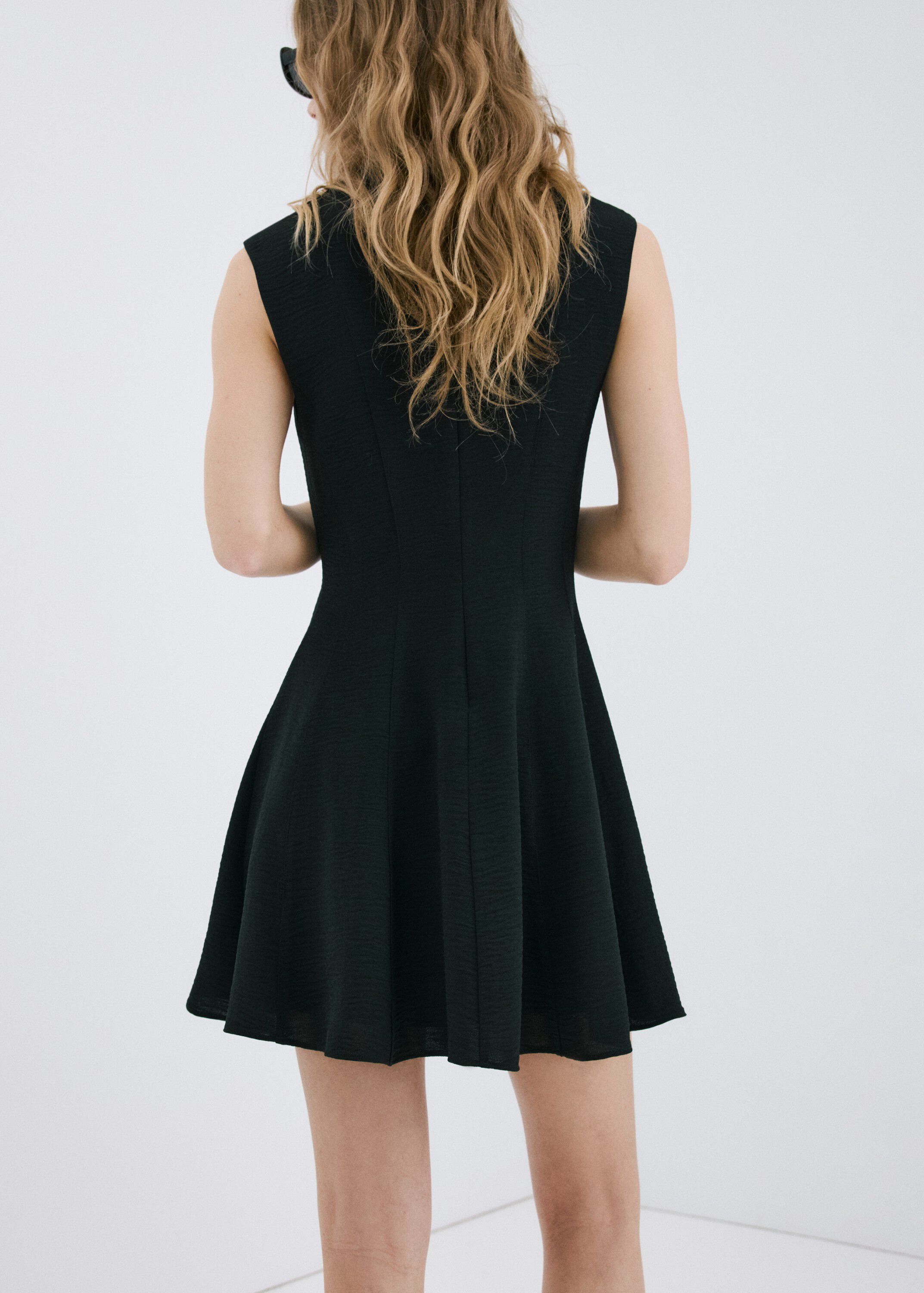 Flounce dress with V-neck