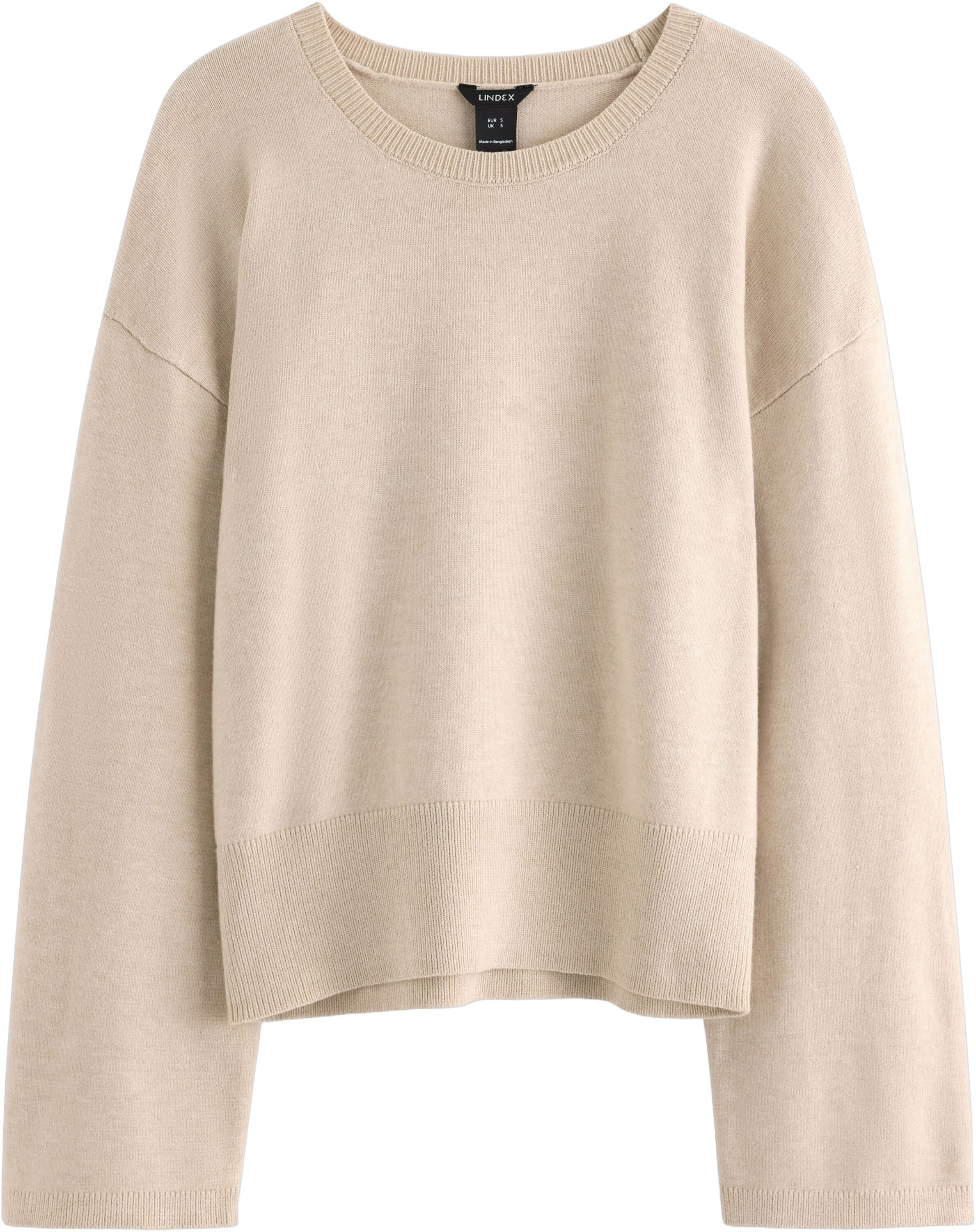 Stickad tr&ouml;ja med avslappnad passfo