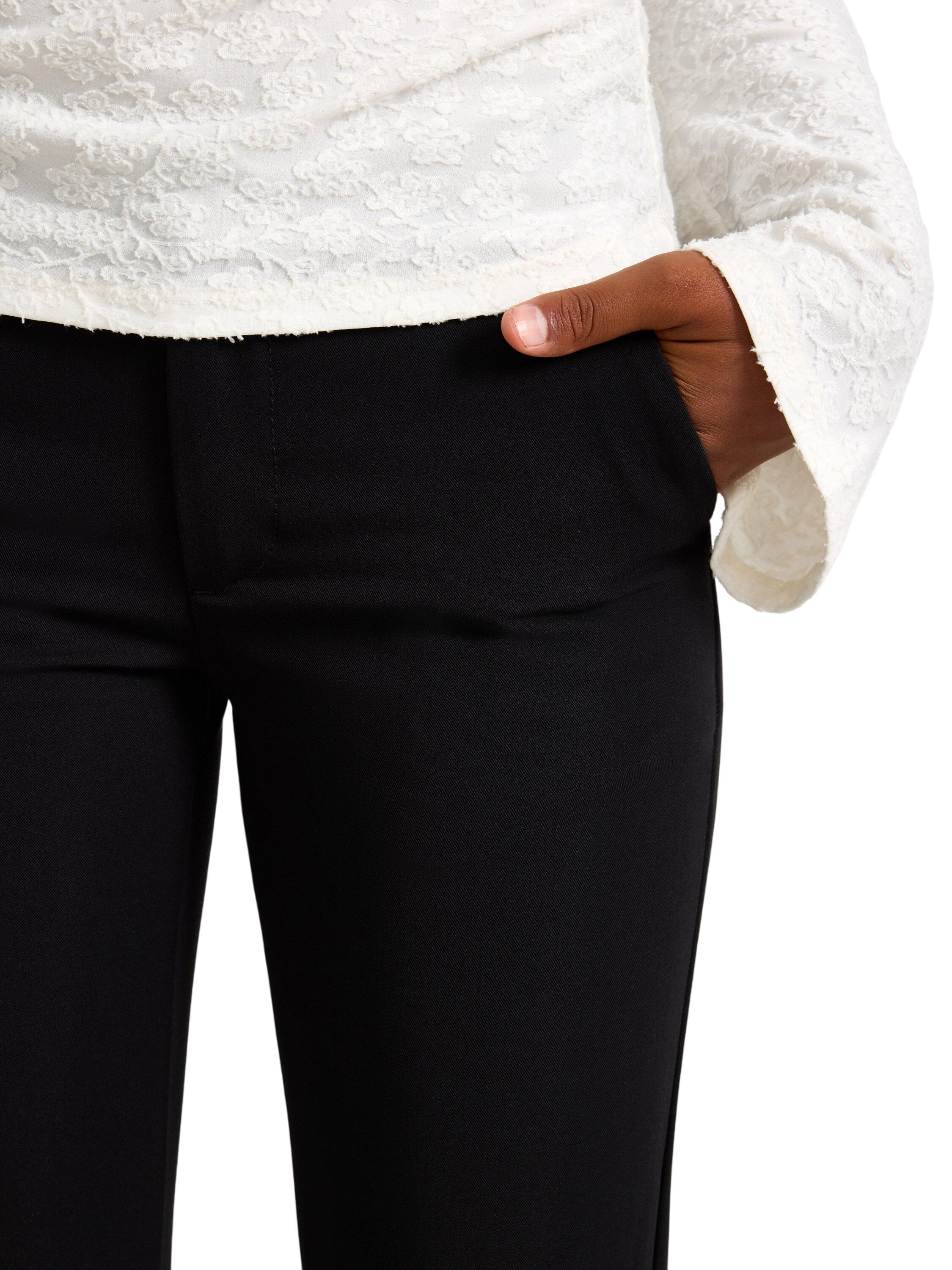 Soft, woven trousers with a regular