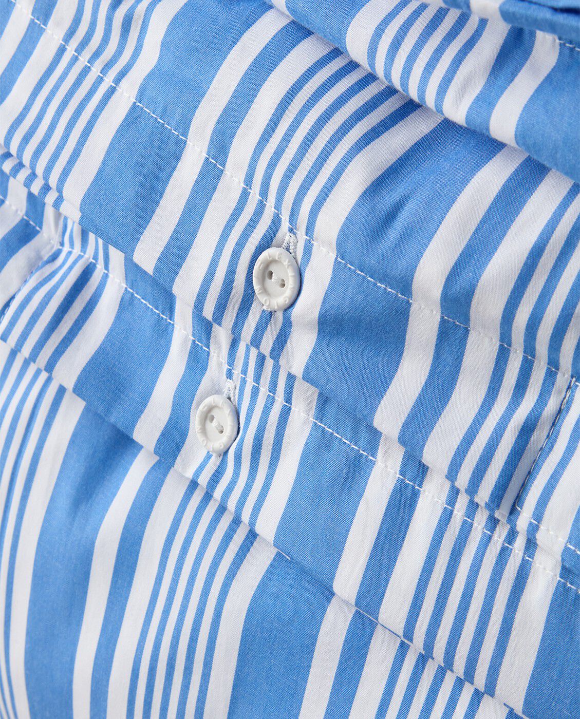 Stribet senges&aelig;t i bomuld poplin bl&aring;/hvid