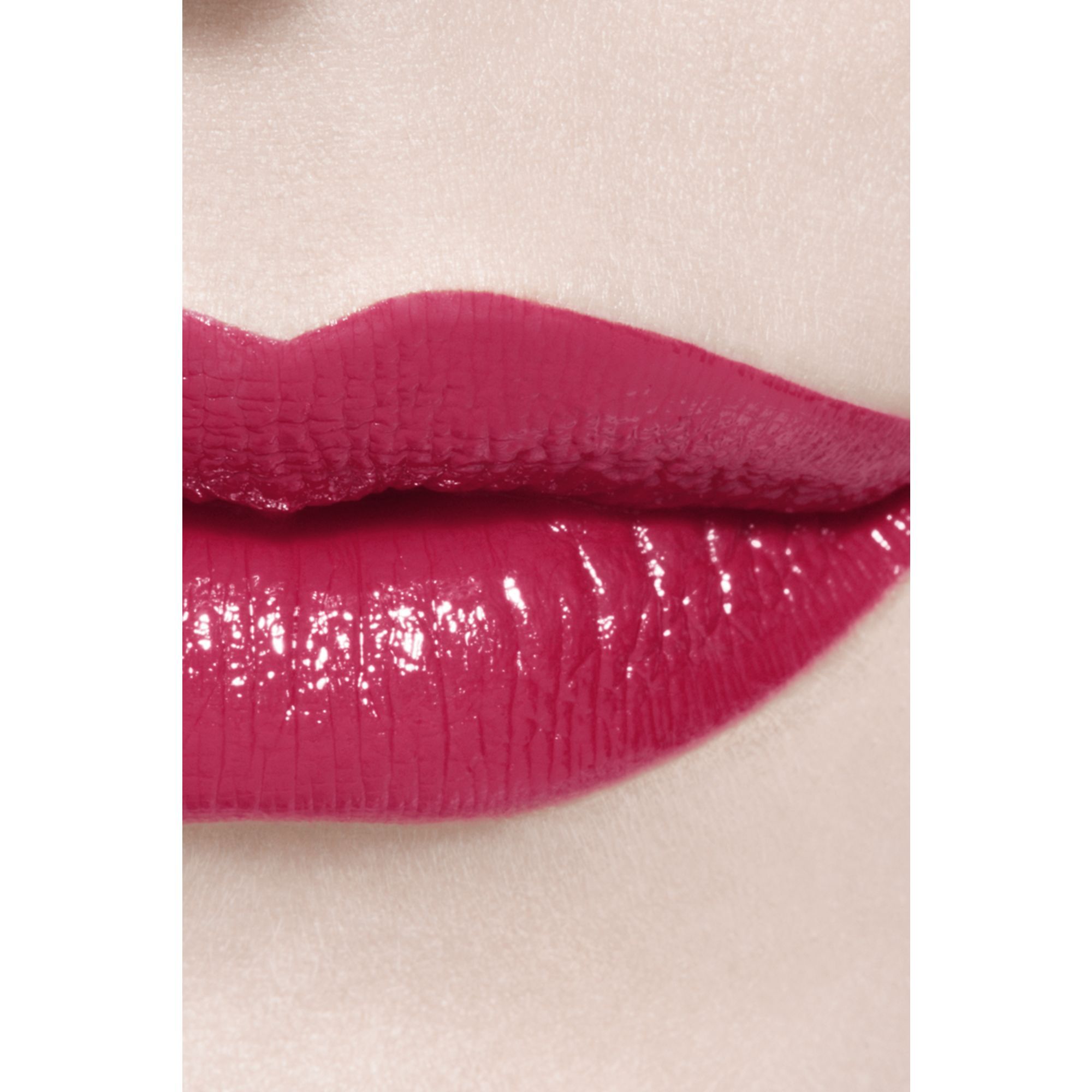 Hydrating And Plumping Lipstick. Intense, Long-Lasting Colour And Shin