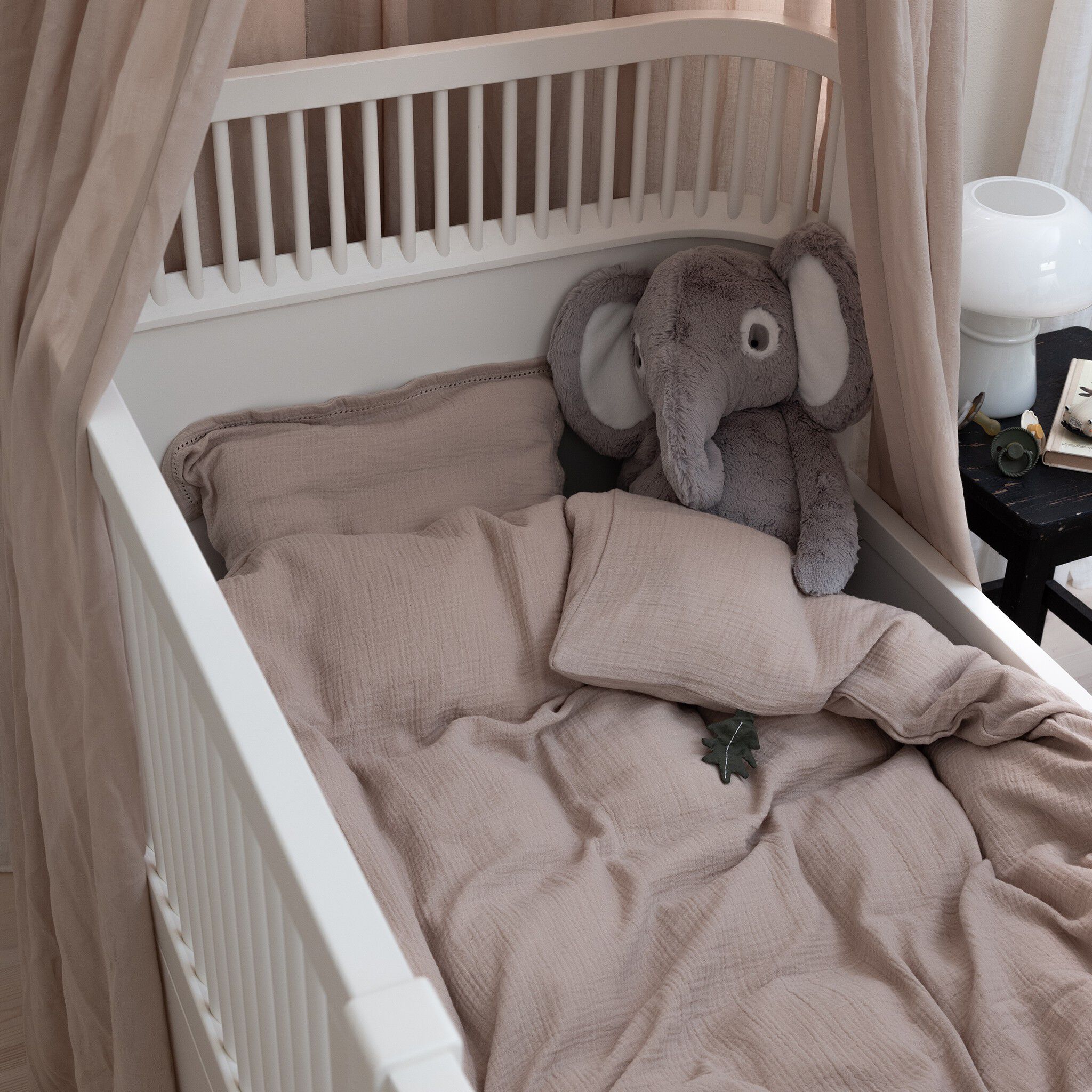 Senget&oslash;j, junior, musselin, seabreeze beige