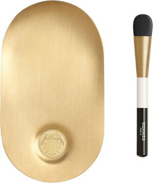 Make-Up Palette And Spatula For Fluid Foundation