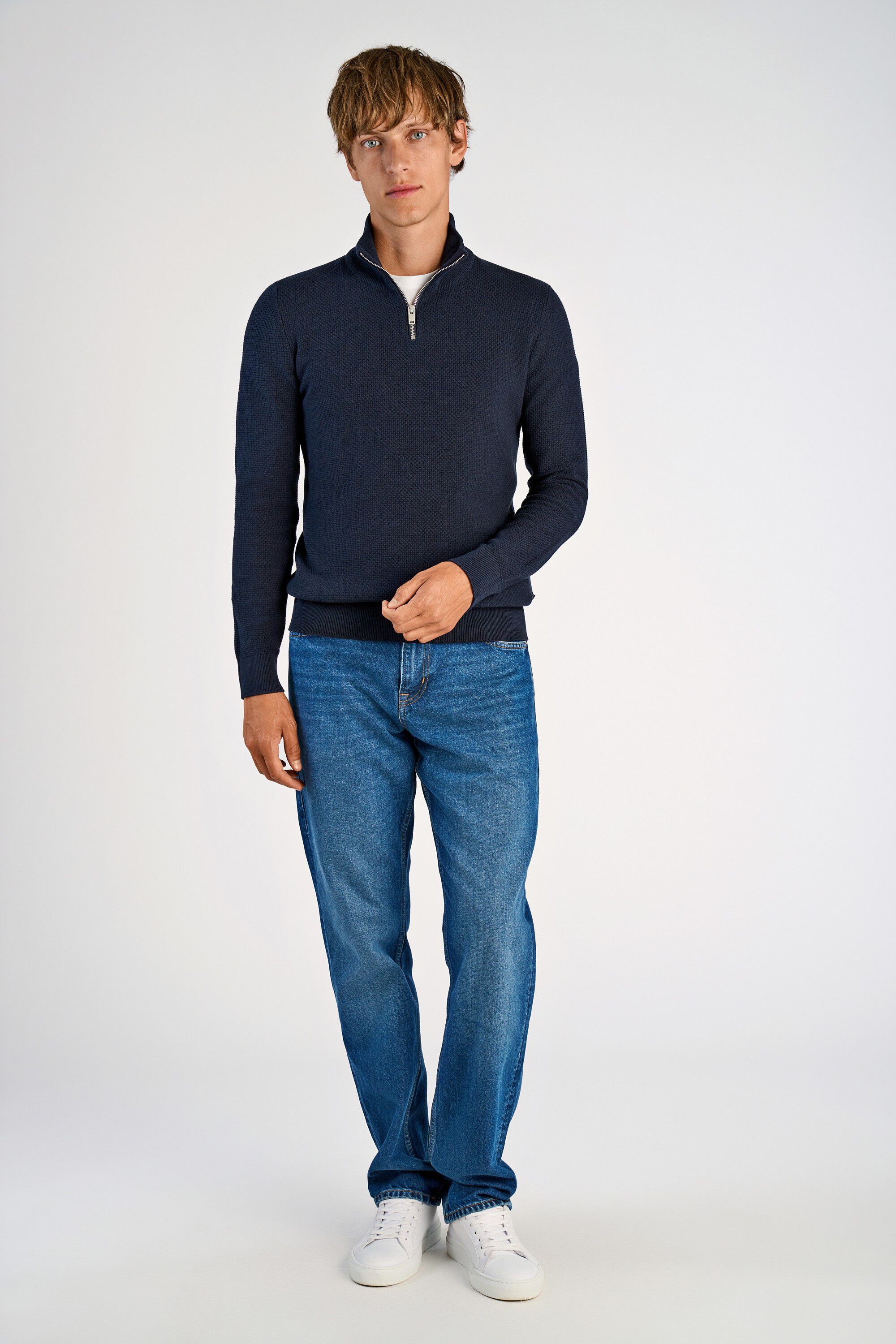 Recycle structure half zip