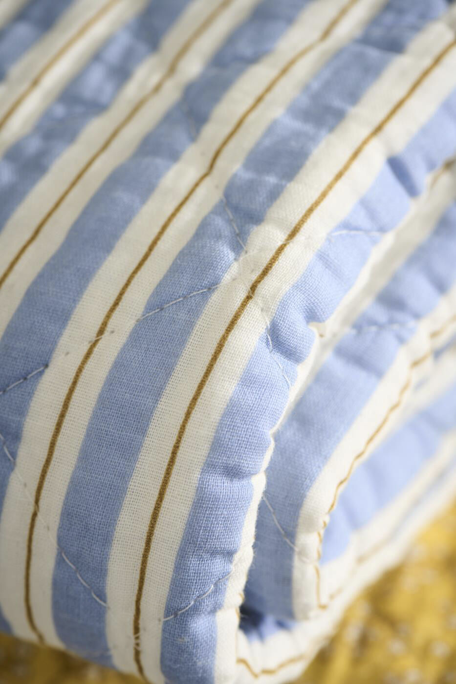 Quilt bl&aring; m/hvide og brune striber