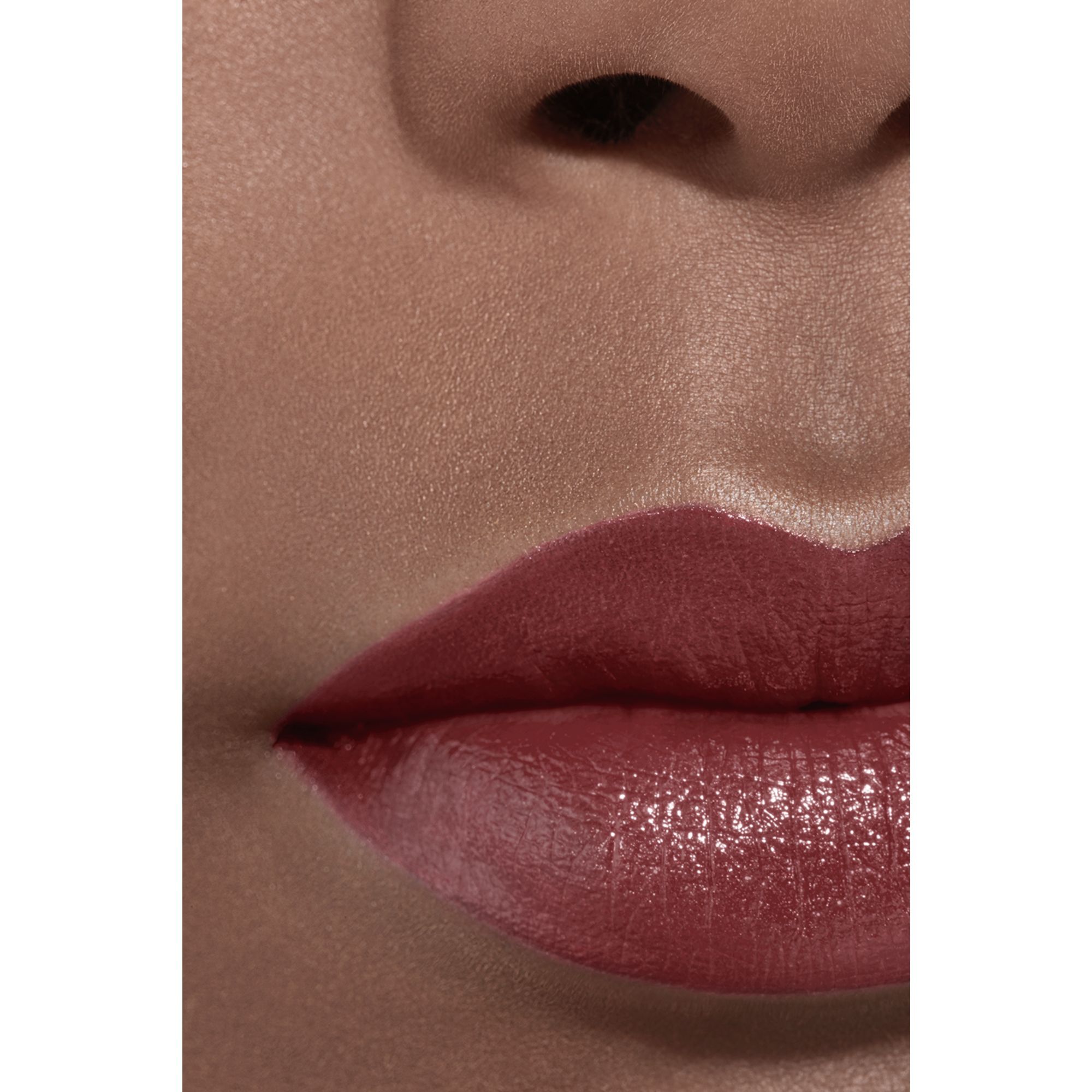 L&AElig;BESTIFTEN MED H&Oslash;J INTENSITET. KONCENTRERET GLANS OG PLEJE