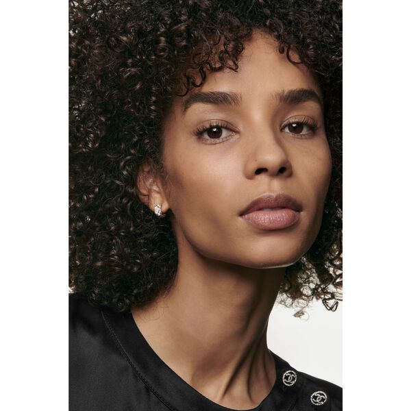 Water-Fresh Tint With Micro-Droplet Pigments. Bare Skin Effect. Natura