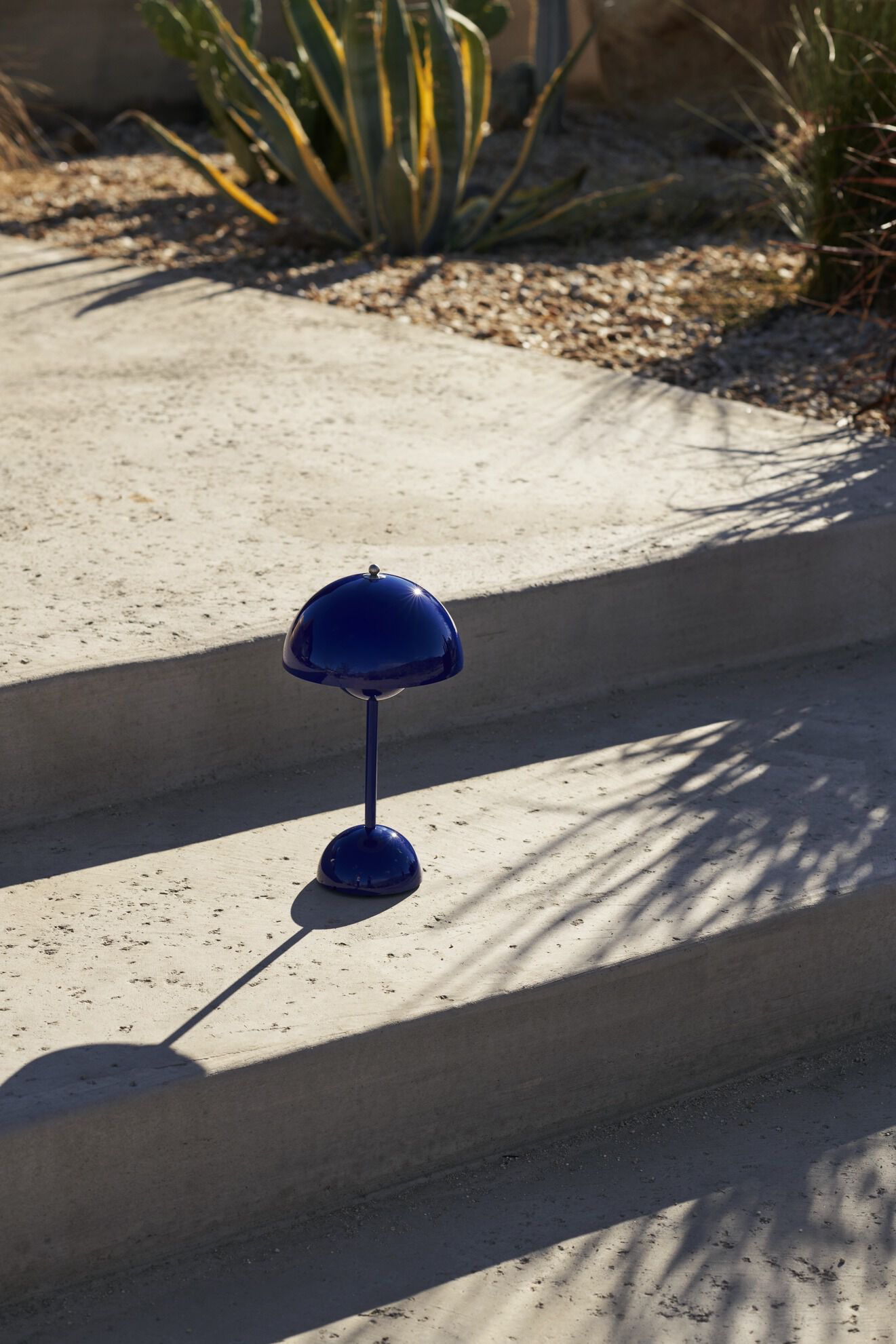 Flowerpot Portable Lamp VP9, Cobalt Blue, Magnetic Charger